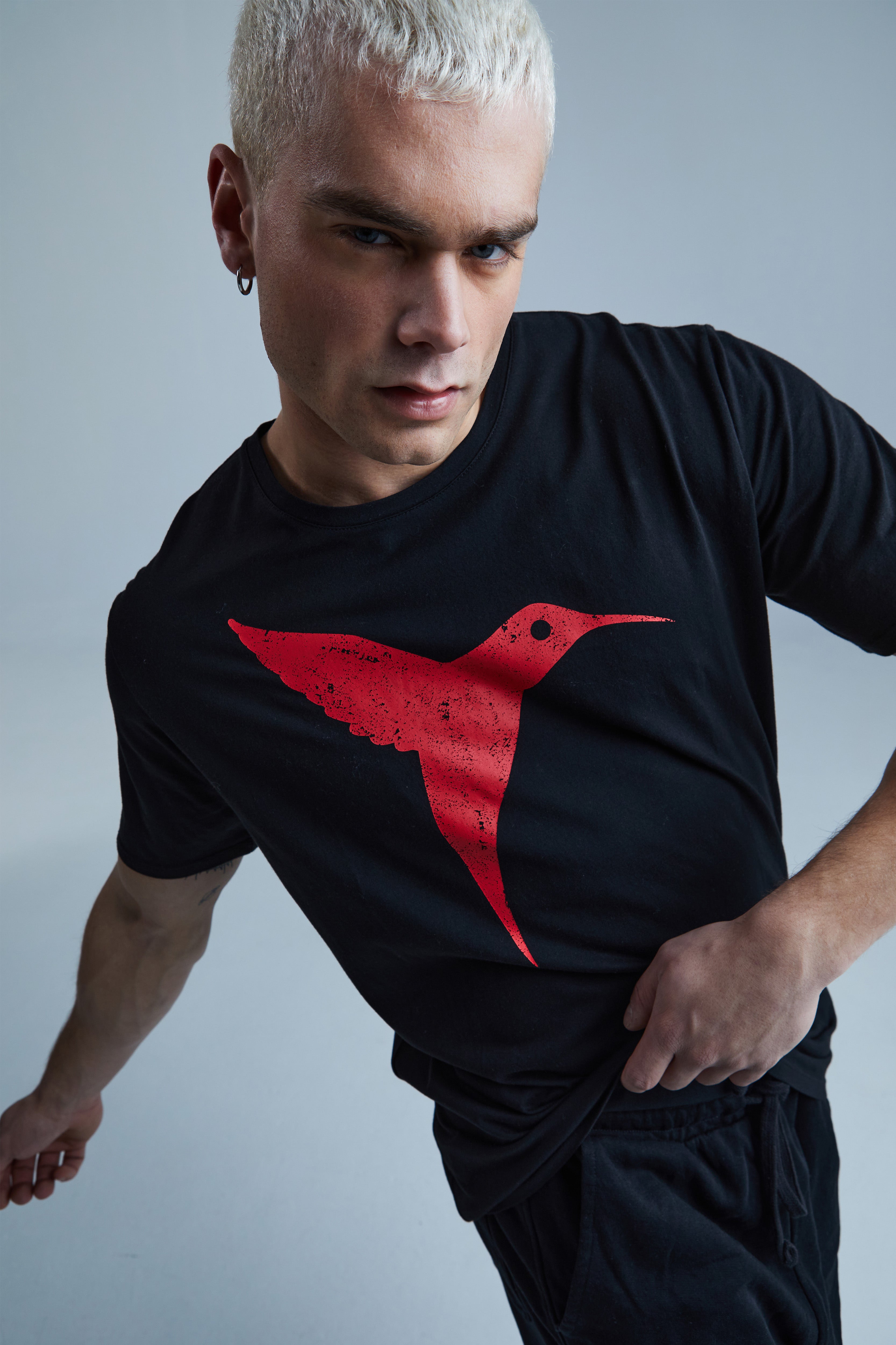 Regular FIT T -shirt with cut neck cut and short sleeve. Print detail combined with contrast in front and back.