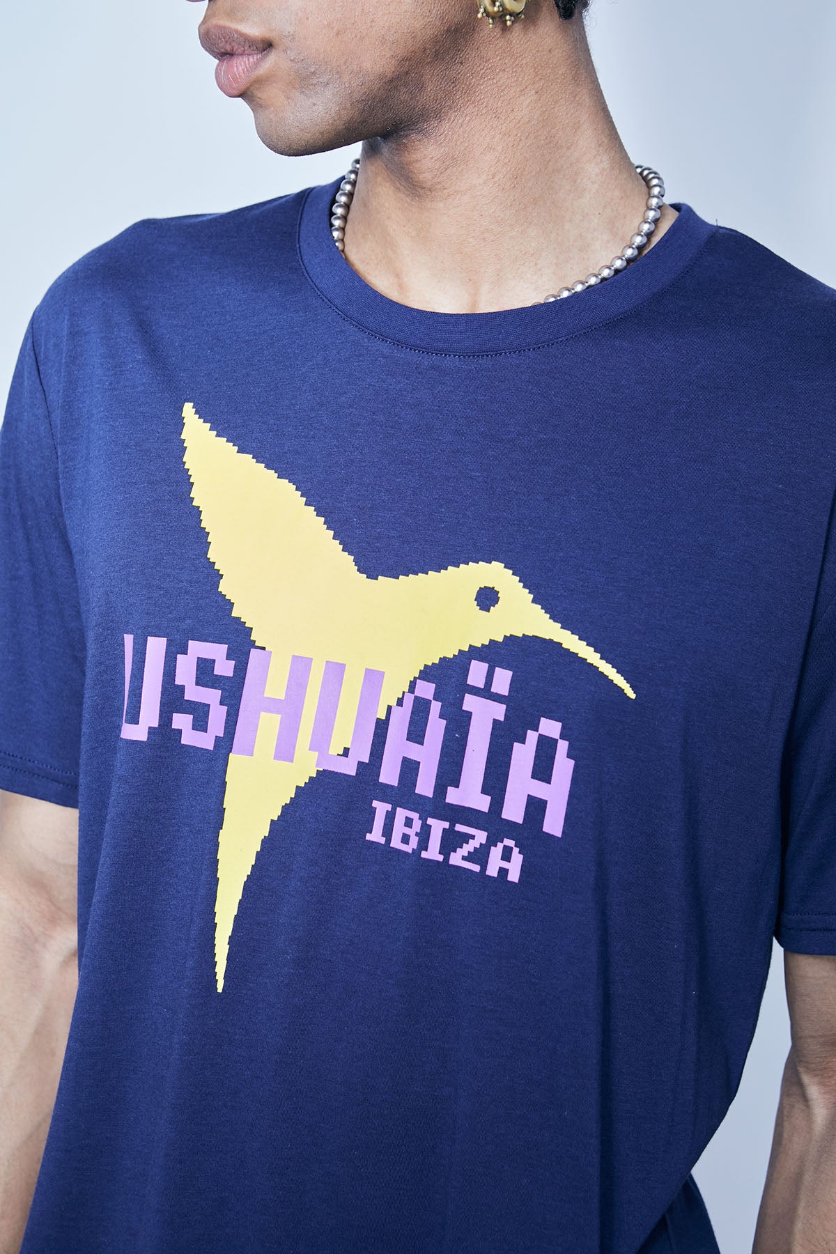 Regular fit t-shirt with round neck and short sleeves. Printing detail on the front