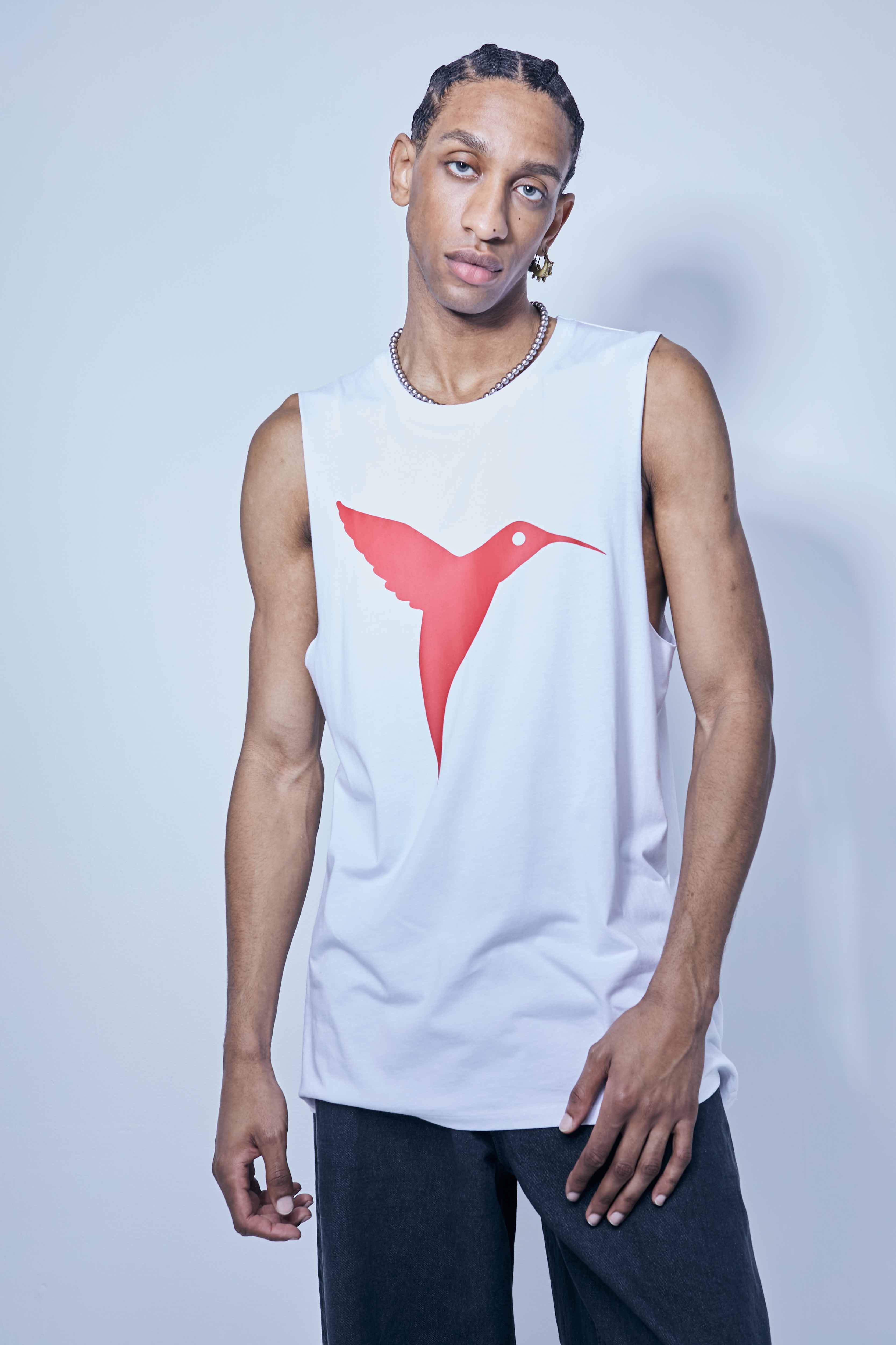 Round neck T-shirt with sleeveless sleeves. Contrasting combined print detail on the front and back.