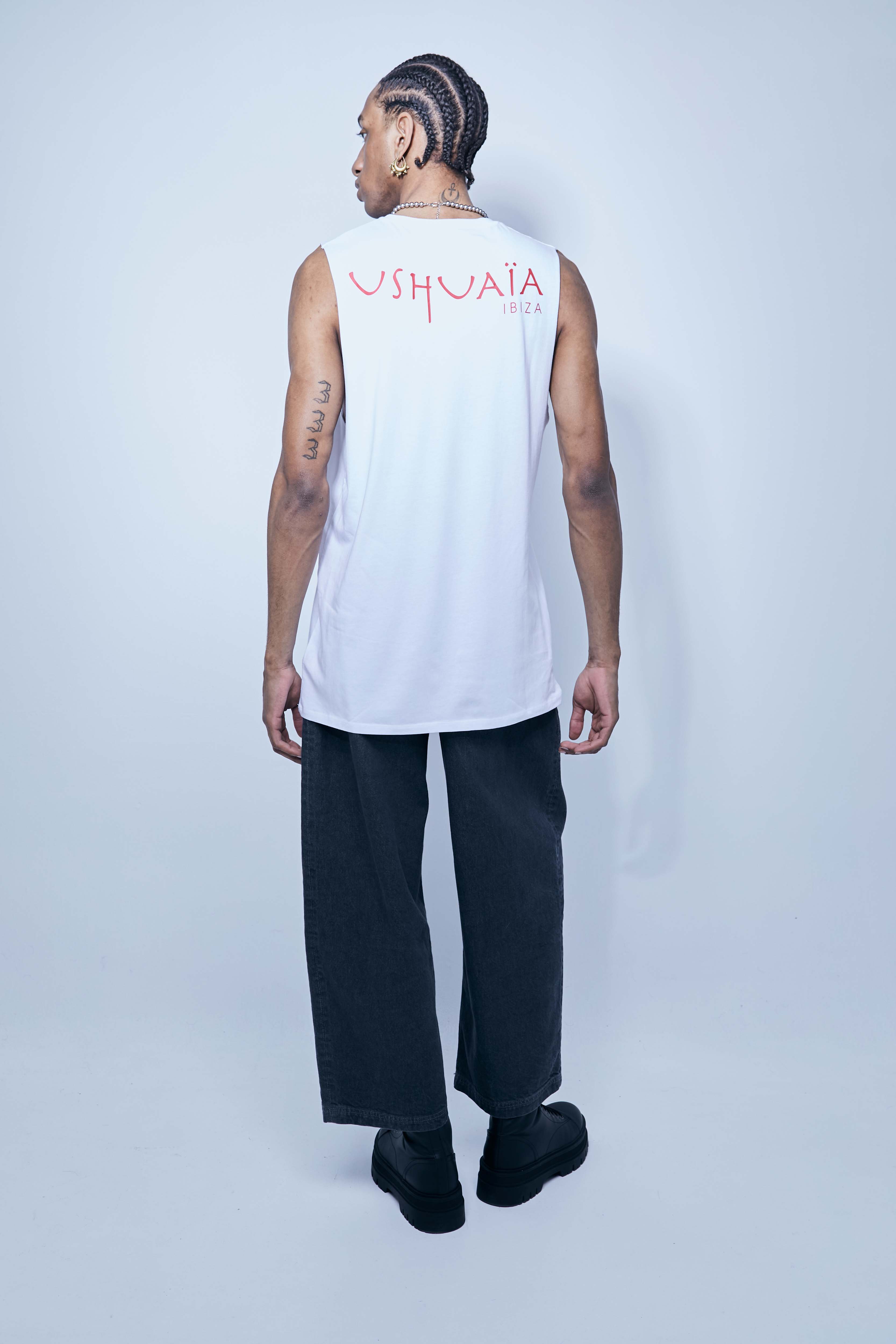 Round neck T-shirt with sleeveless sleeves. Contrasting combined print detail on the front and back.