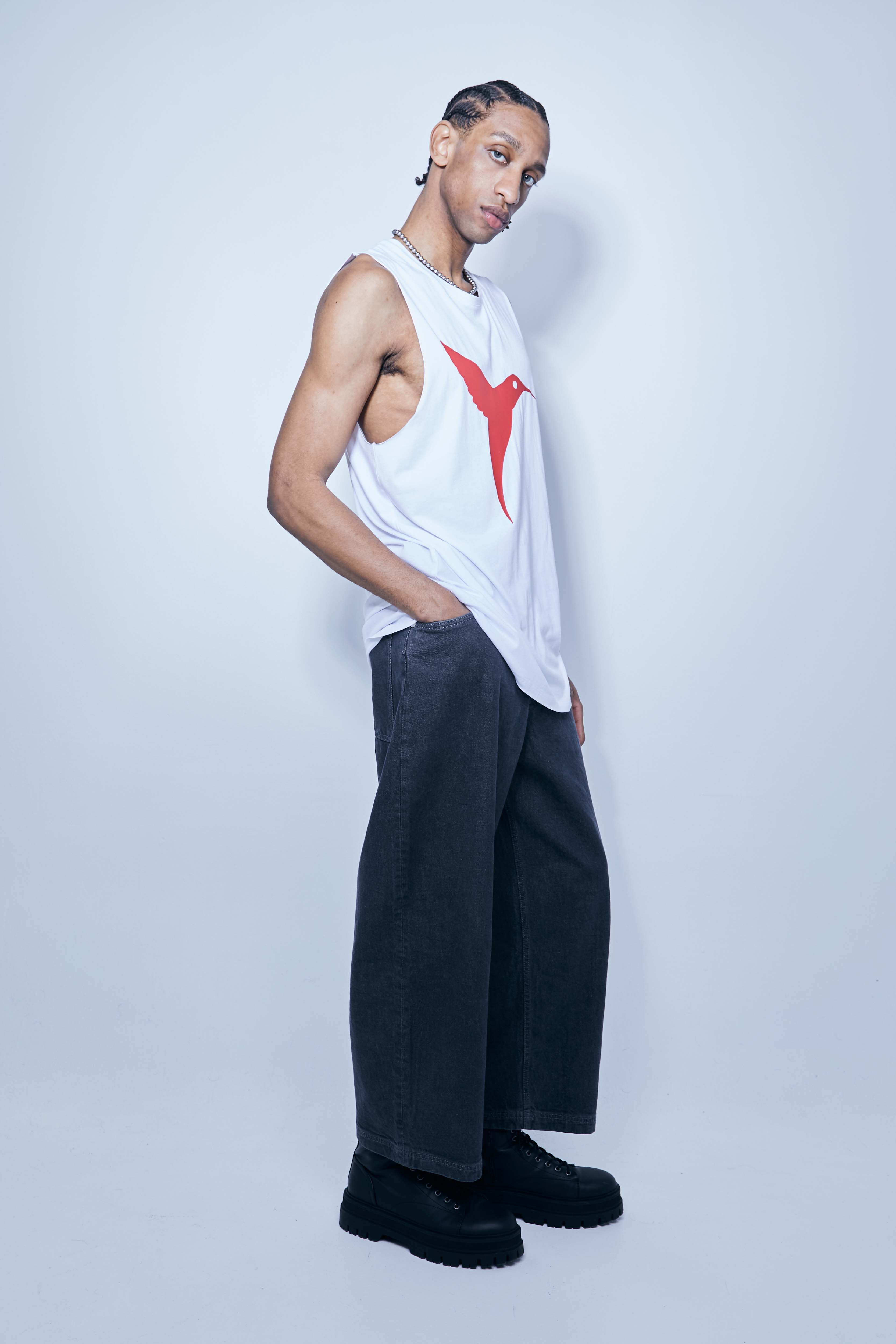 Round neck T-shirt with sleeveless sleeves. Contrasting combined print detail on the front and back.