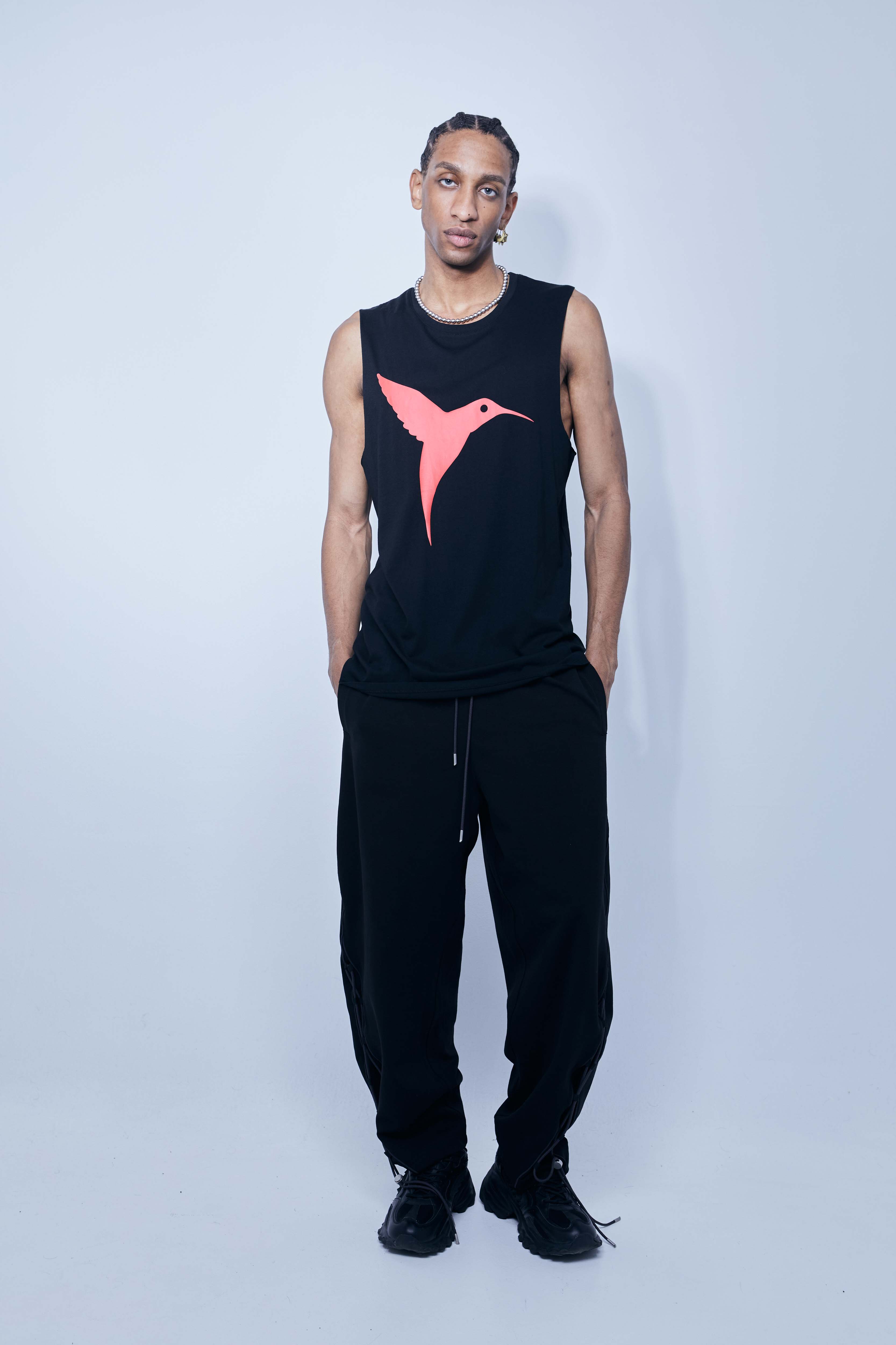 Round neck T-shirt with sleeveless sleeves. Contrasting combined print detail on the front and back.