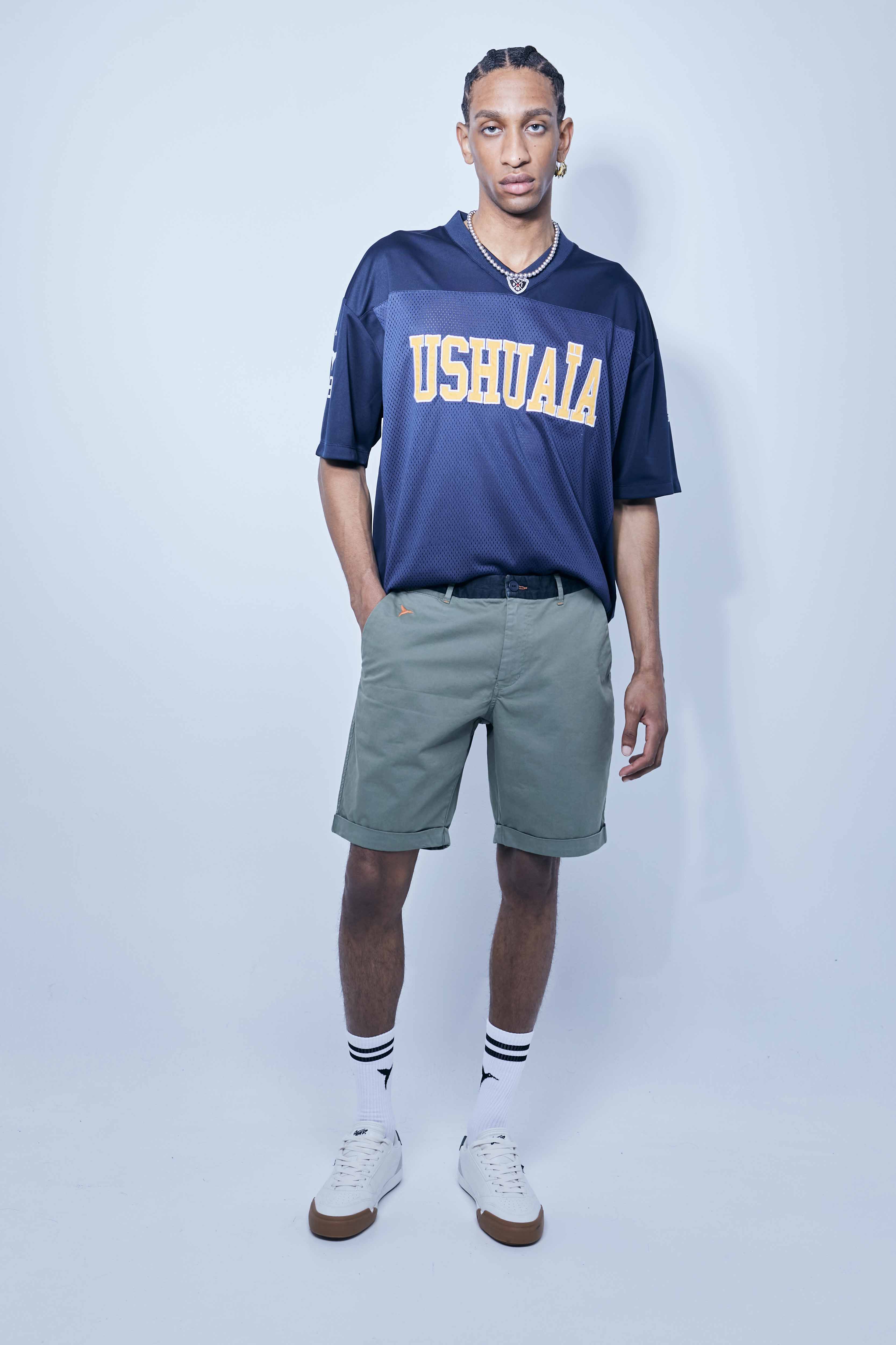 Chino shorts made of cotton-blend fabric. Contrast embroidery on the front and side. Decorative stitching detail and contrast waistband. Front pockets and back welt pockets. Front zipper and button closure