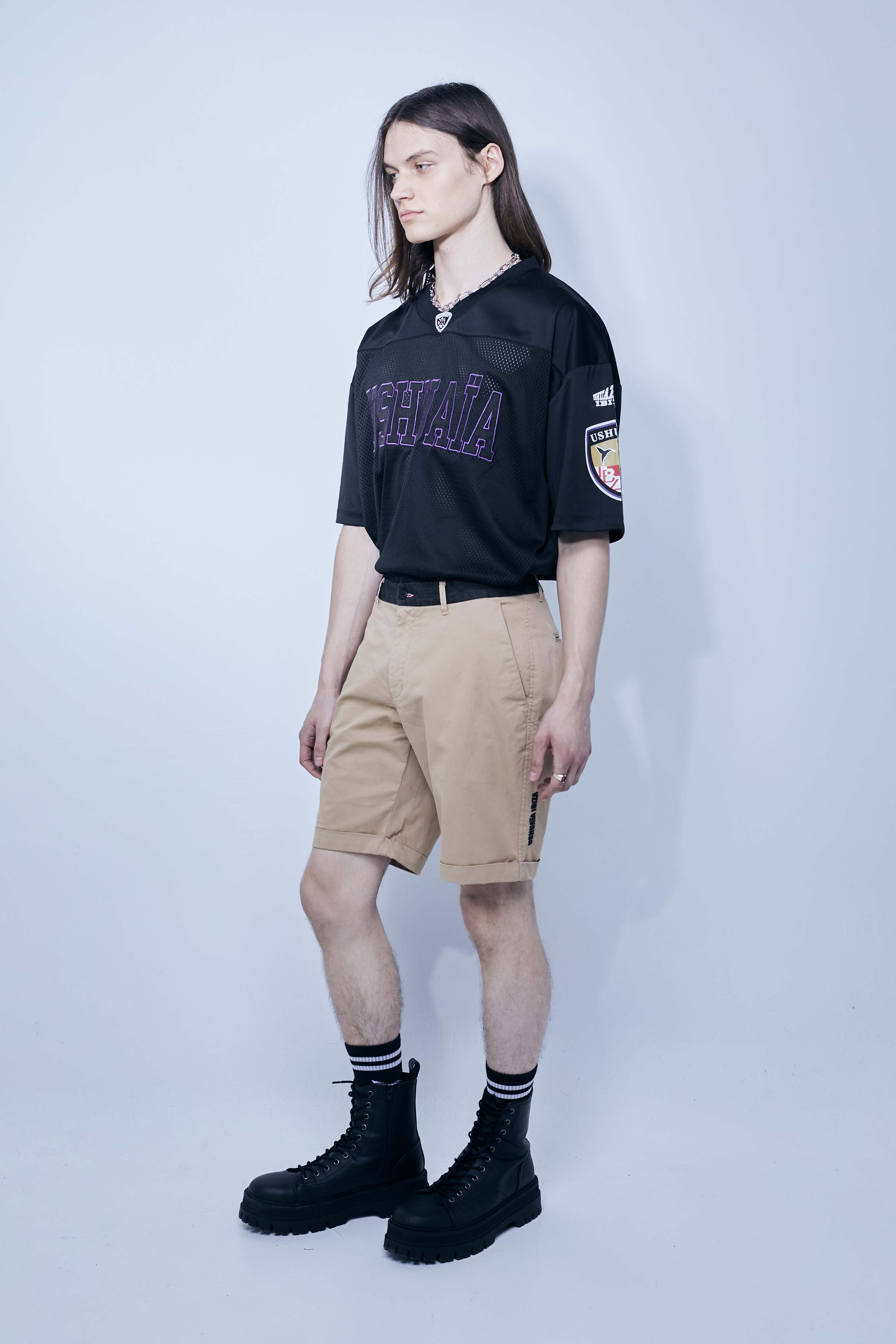 Chino shorts made of cotton-blend fabric. Contrast embroidery on the front and side. Decorative stitching detail and contrast waistband. Front pockets and back welt pockets. Front zipper and button closure