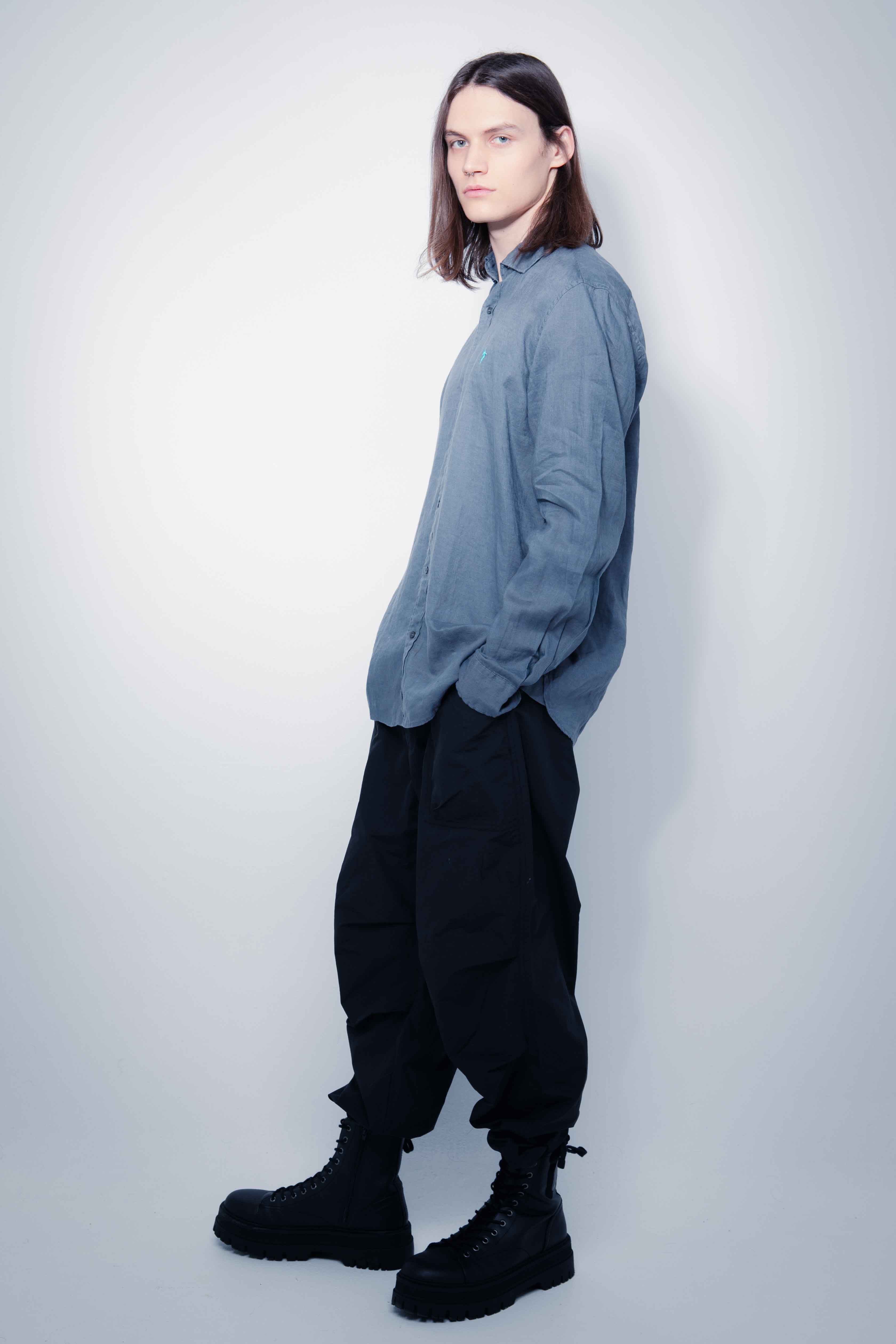 Shirt made of linen fabric. Lapel collar and long sleeves with button cuffs. Front button closure