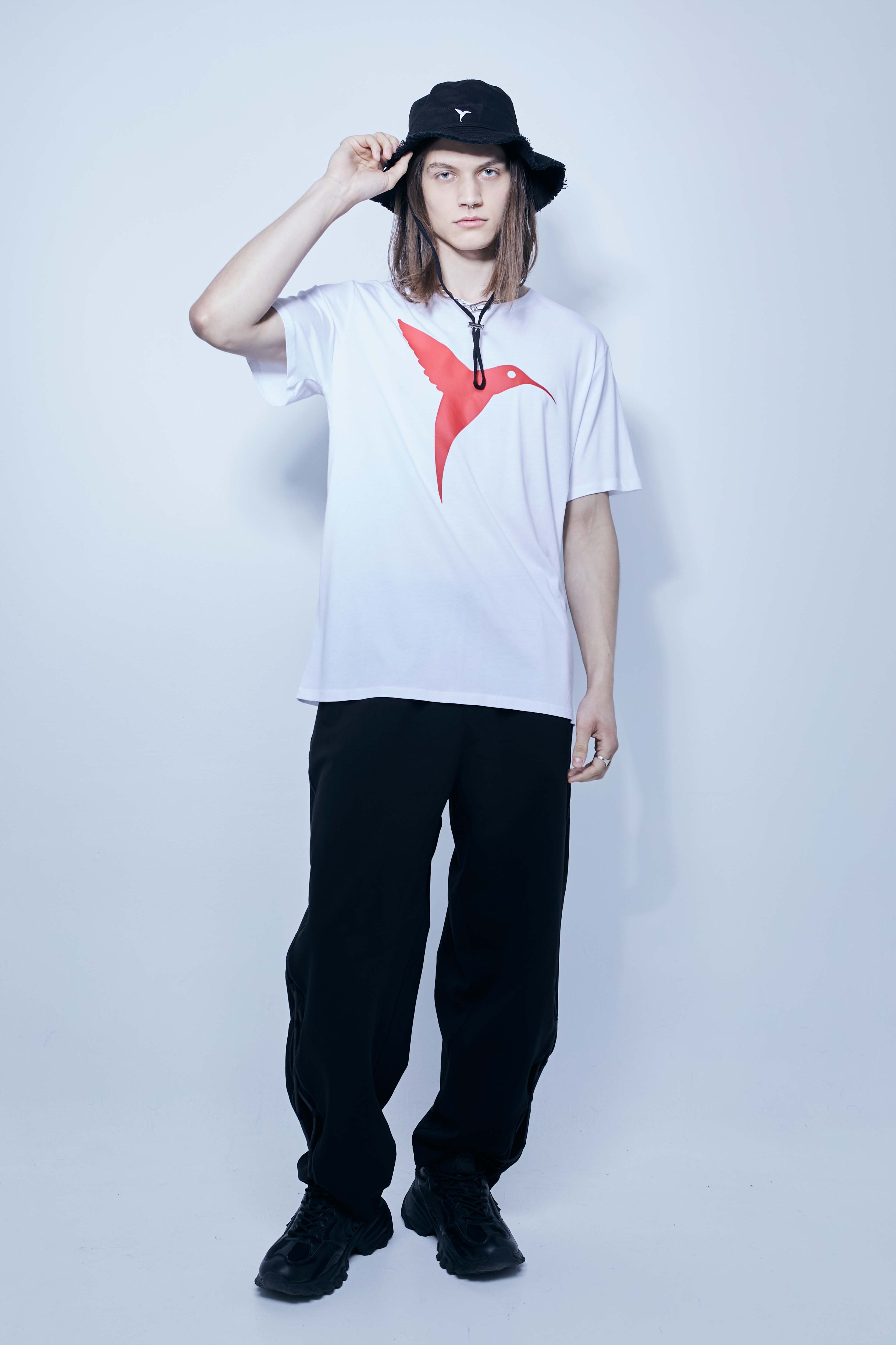 Regular fit t-shirt with round neck and short sleeves. Contrasting combined print detail on the front and back.