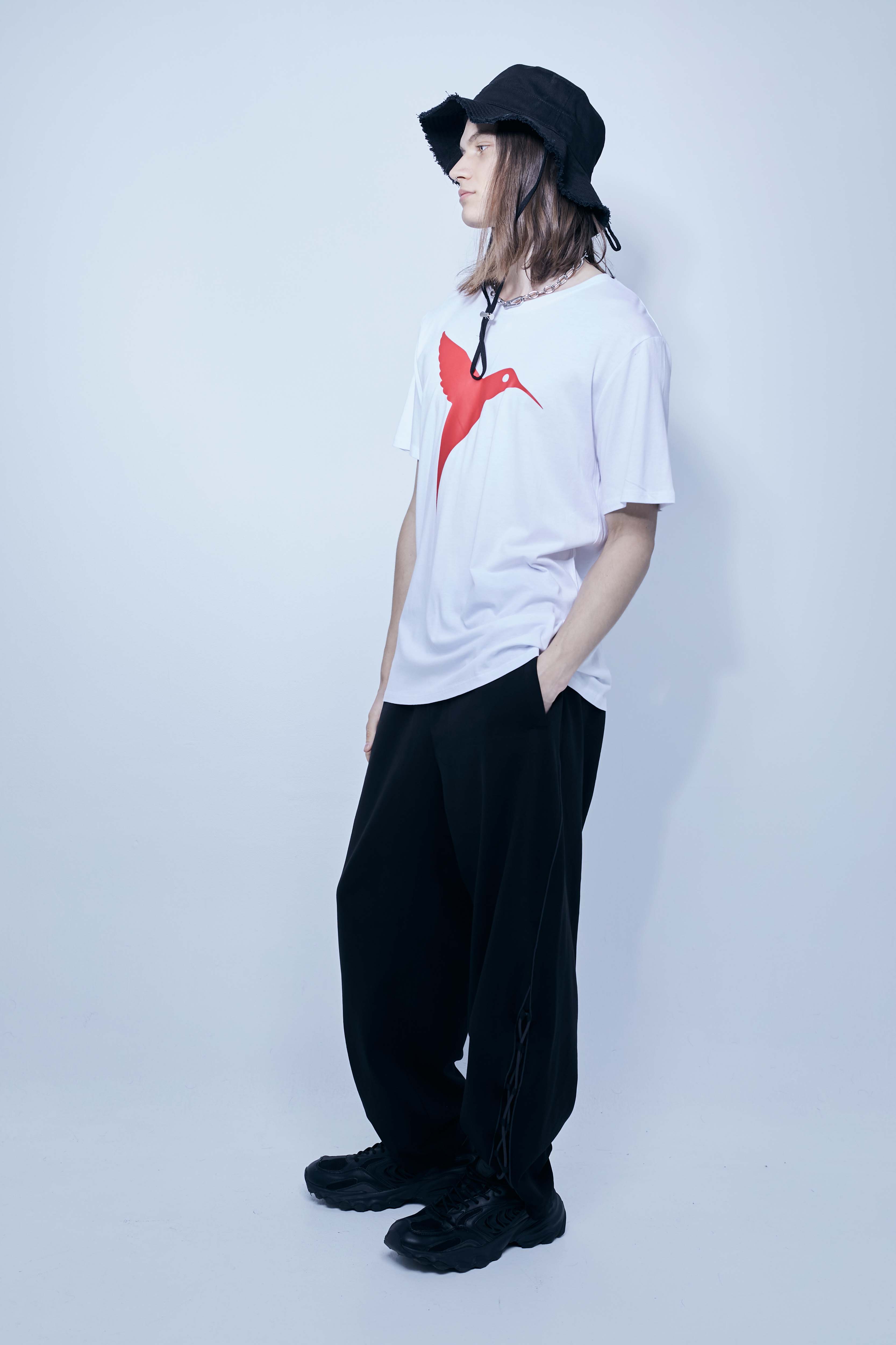 Regular fit t-shirt with round neck and short sleeves. Contrasting combined print detail on the front and back.