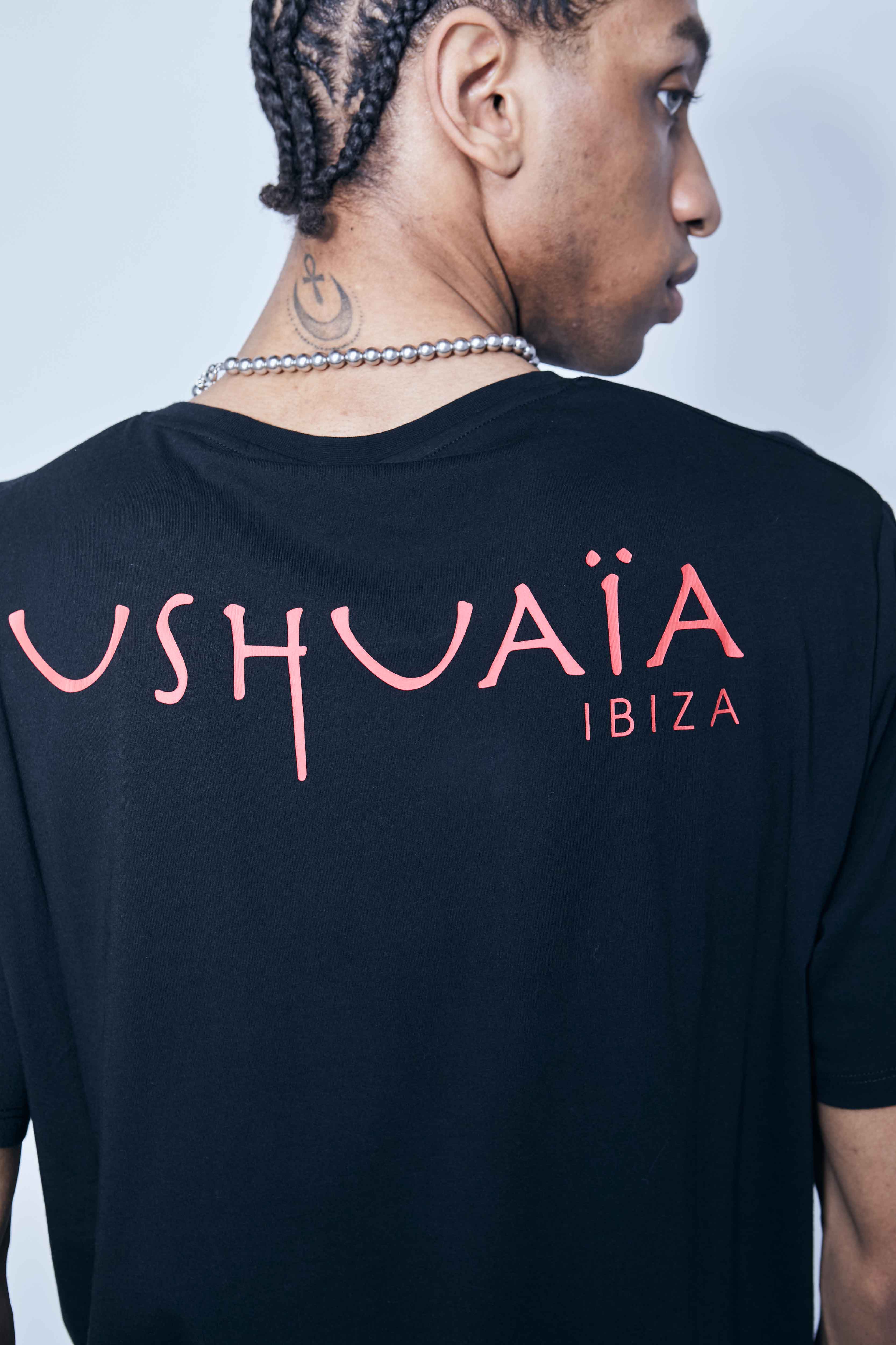 Regular fit t-shirt with round neck and short sleeves. Contrasting combined print detail on the front and back.