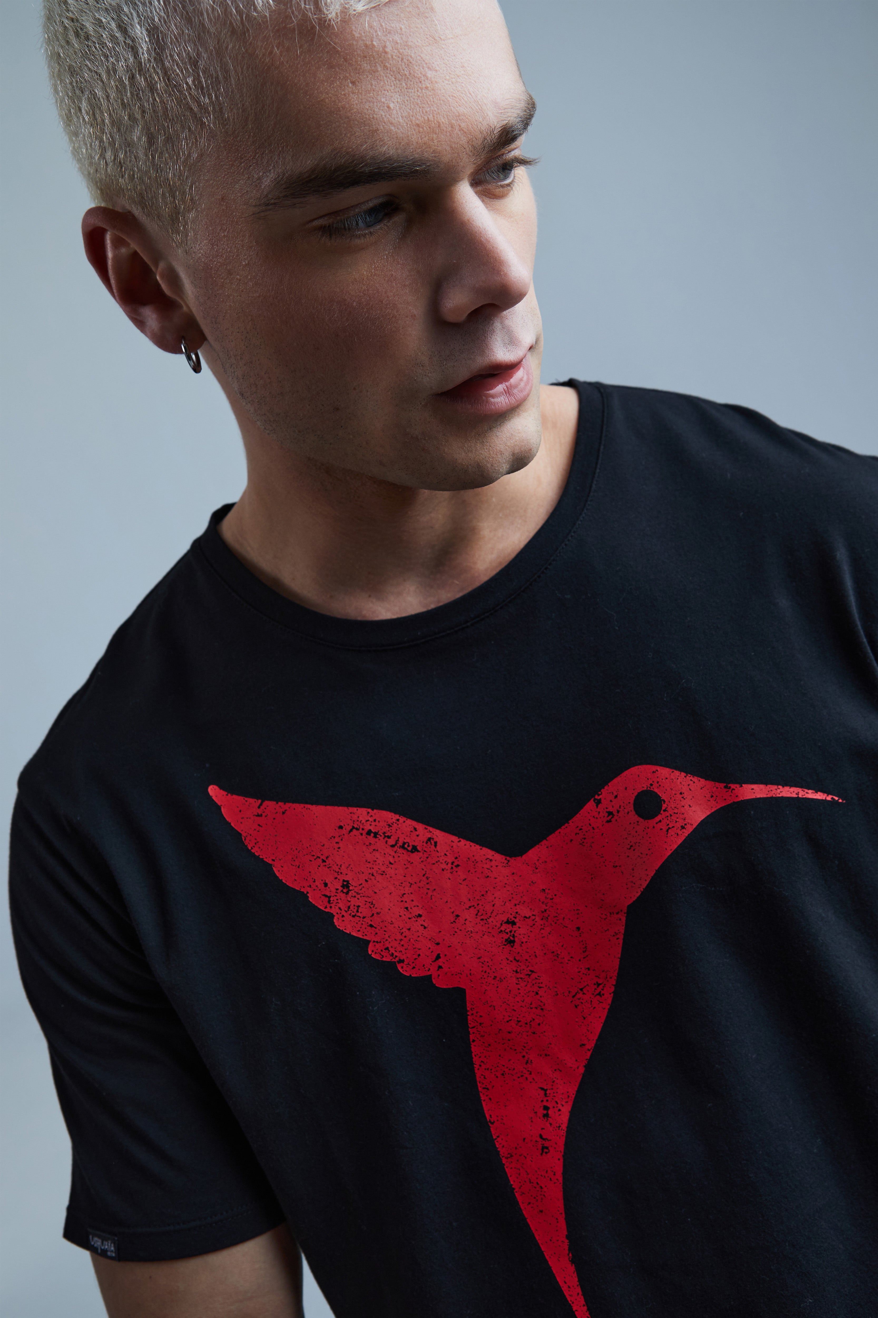 Regular FIT T -shirt with cut neck cut and short sleeve. Print detail combined with contrast in front and back.