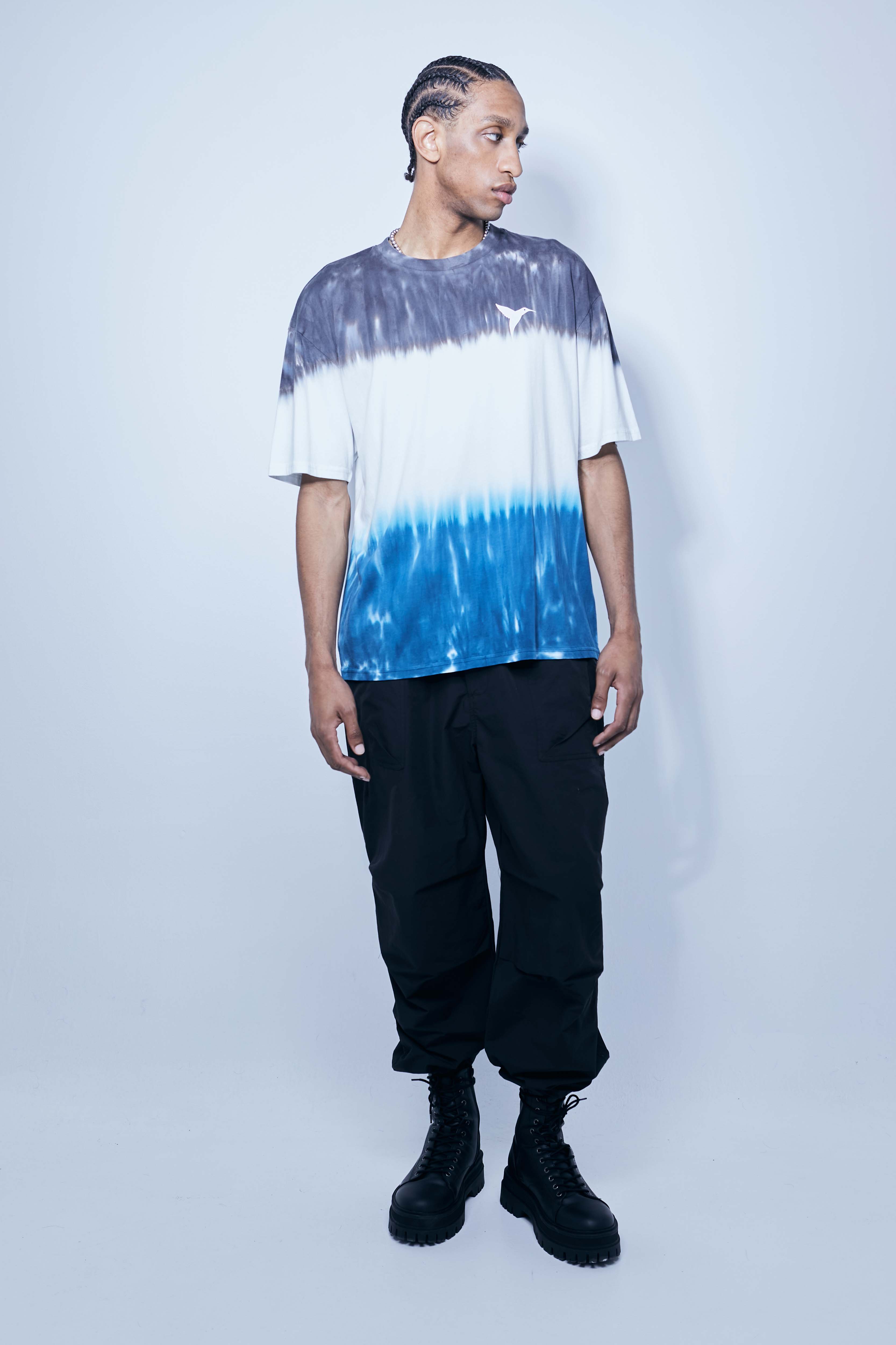 Oversized T-shirt with round neck and short sleeves, washed with a tie dye effect. Contrasting combined print detail on the front and back