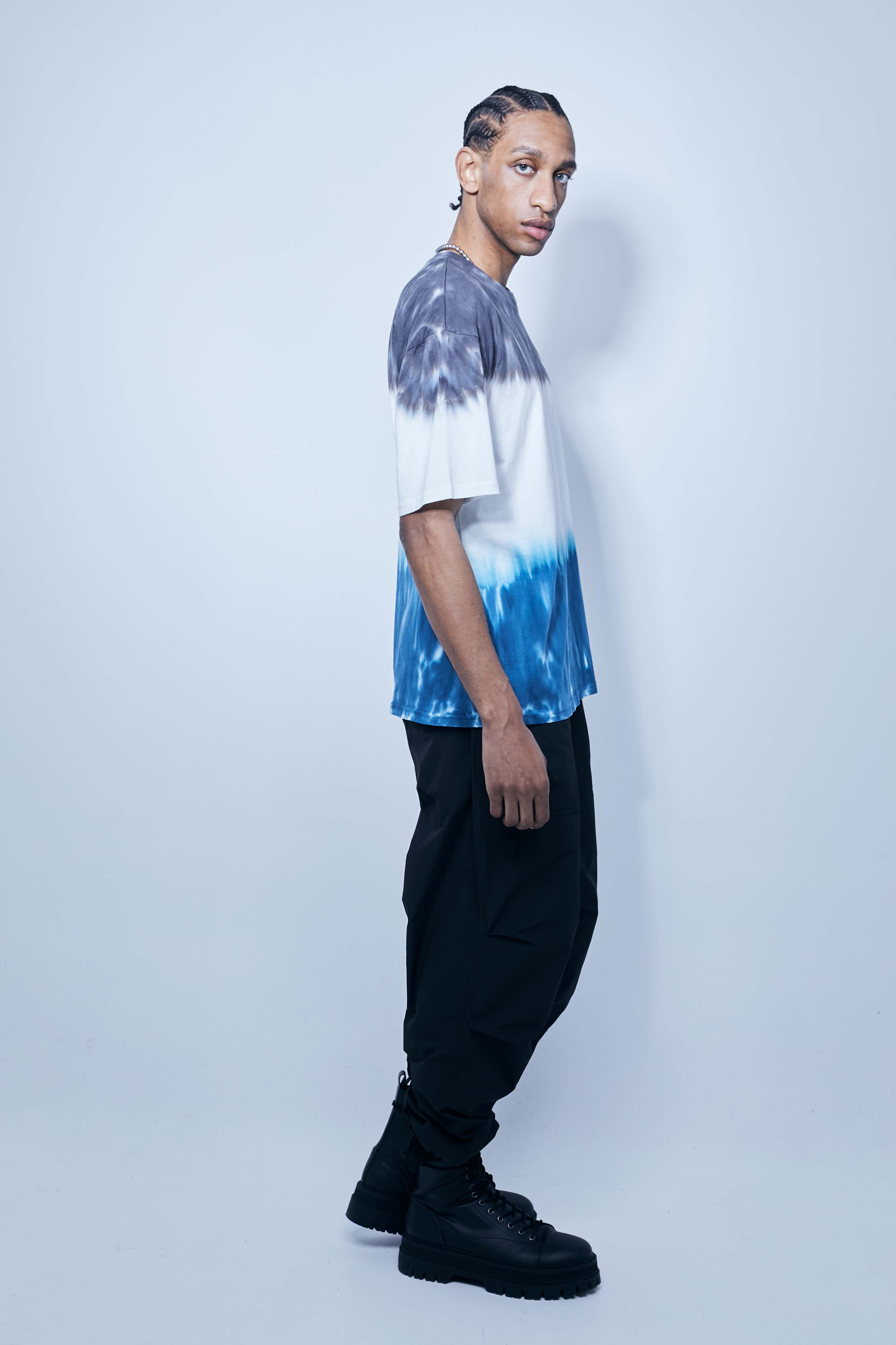 Oversized T-shirt with round neck and short sleeves, washed with a tie dye effect. Contrasting combined print detail on the front and back