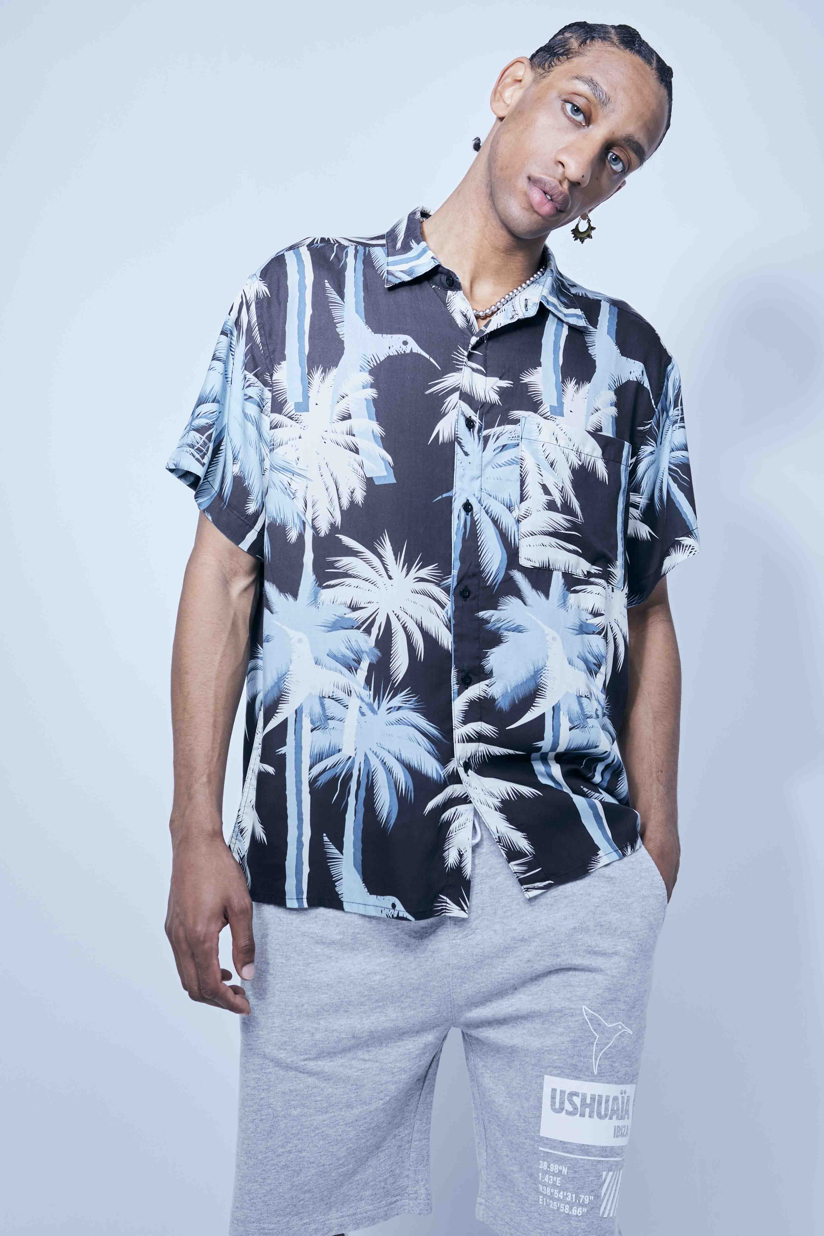 Bermuda jogger with adjustable waist with drawstring and print on the front. Side pockets.