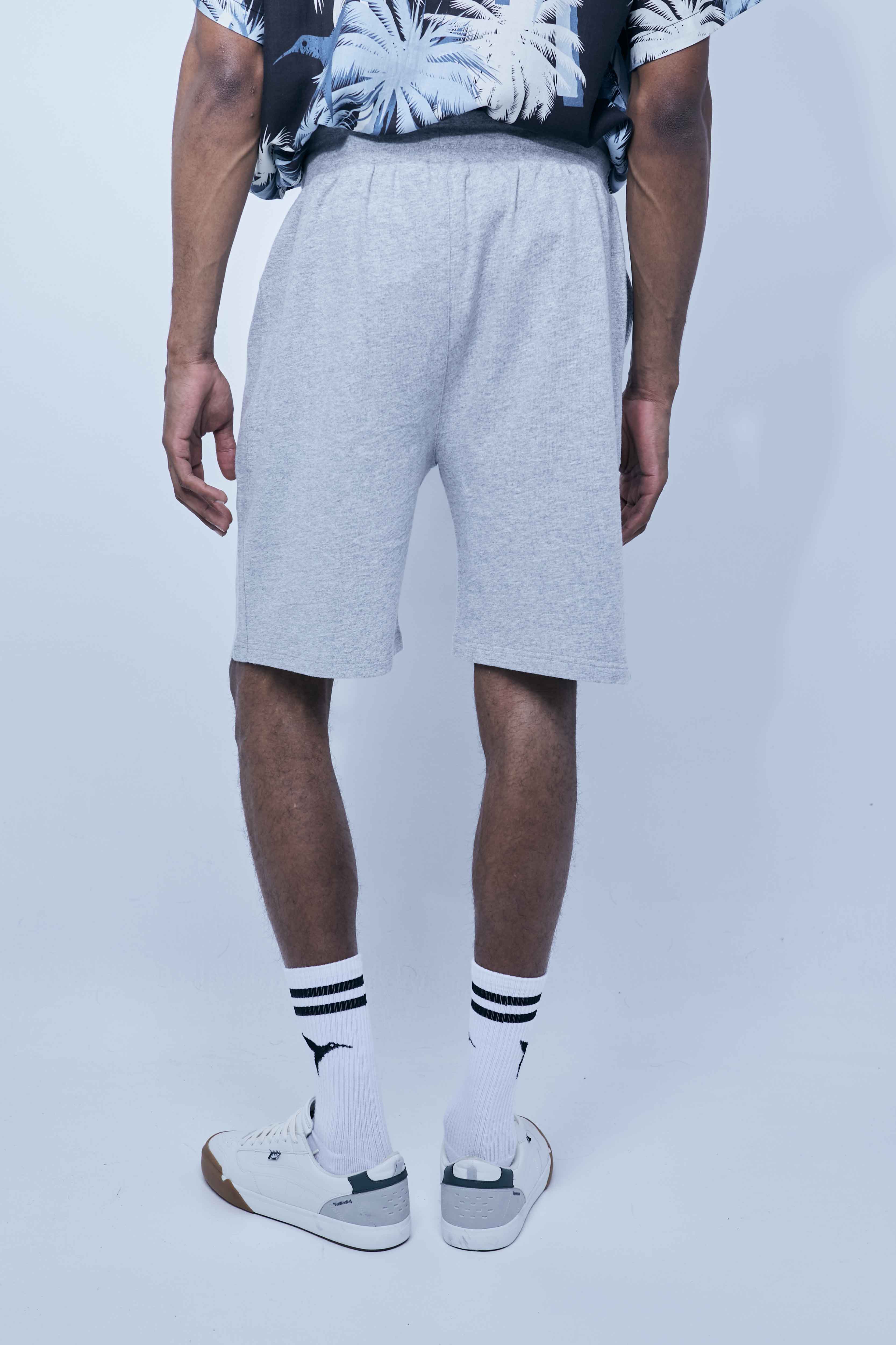Bermuda jogger with adjustable waist with drawstring and print on the front. Side pockets.