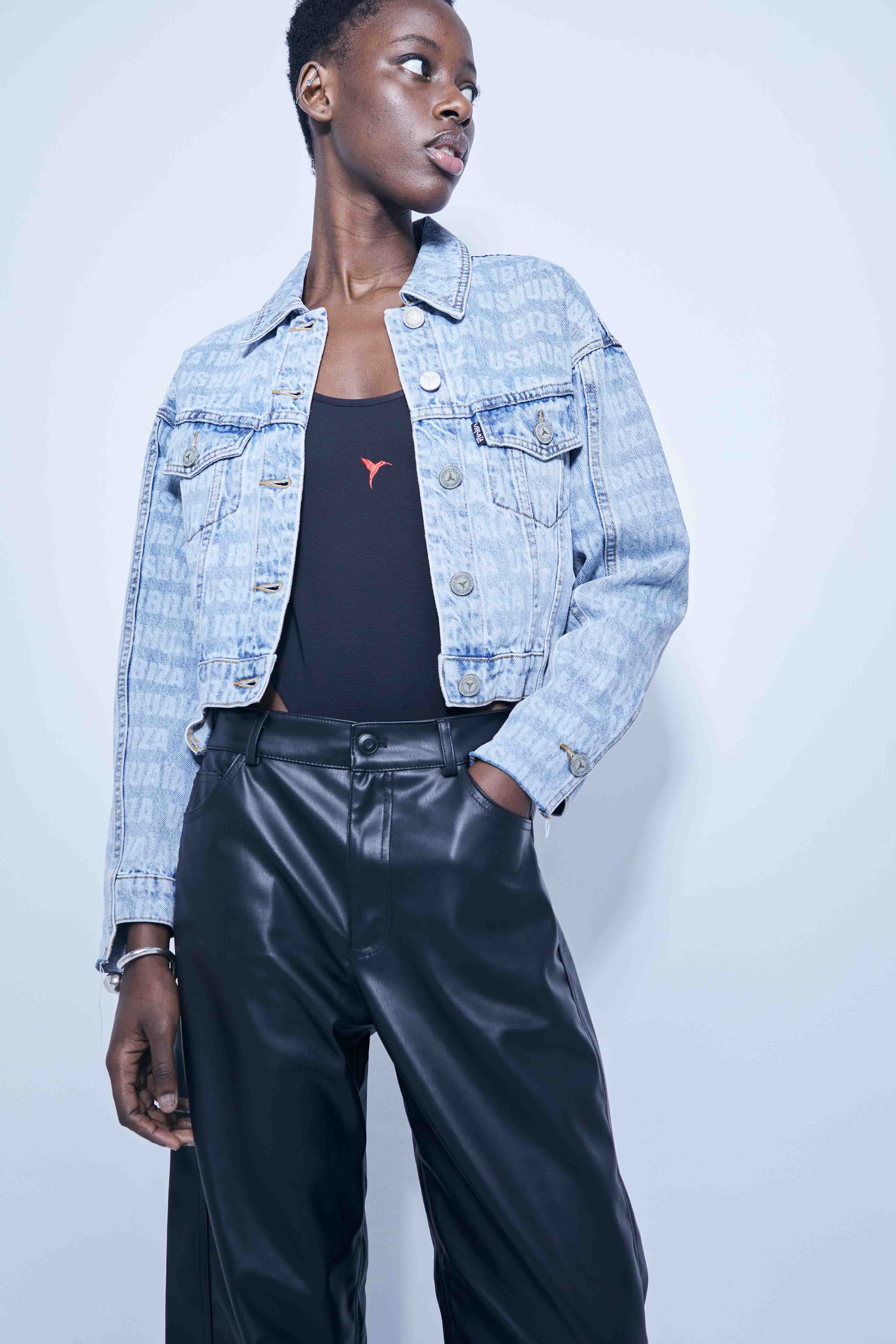 Jacket with lapel collar and long sleeves. Front pockets. Uneven hem with frayed ends. Laser print detail. Front closure with metal buttons.