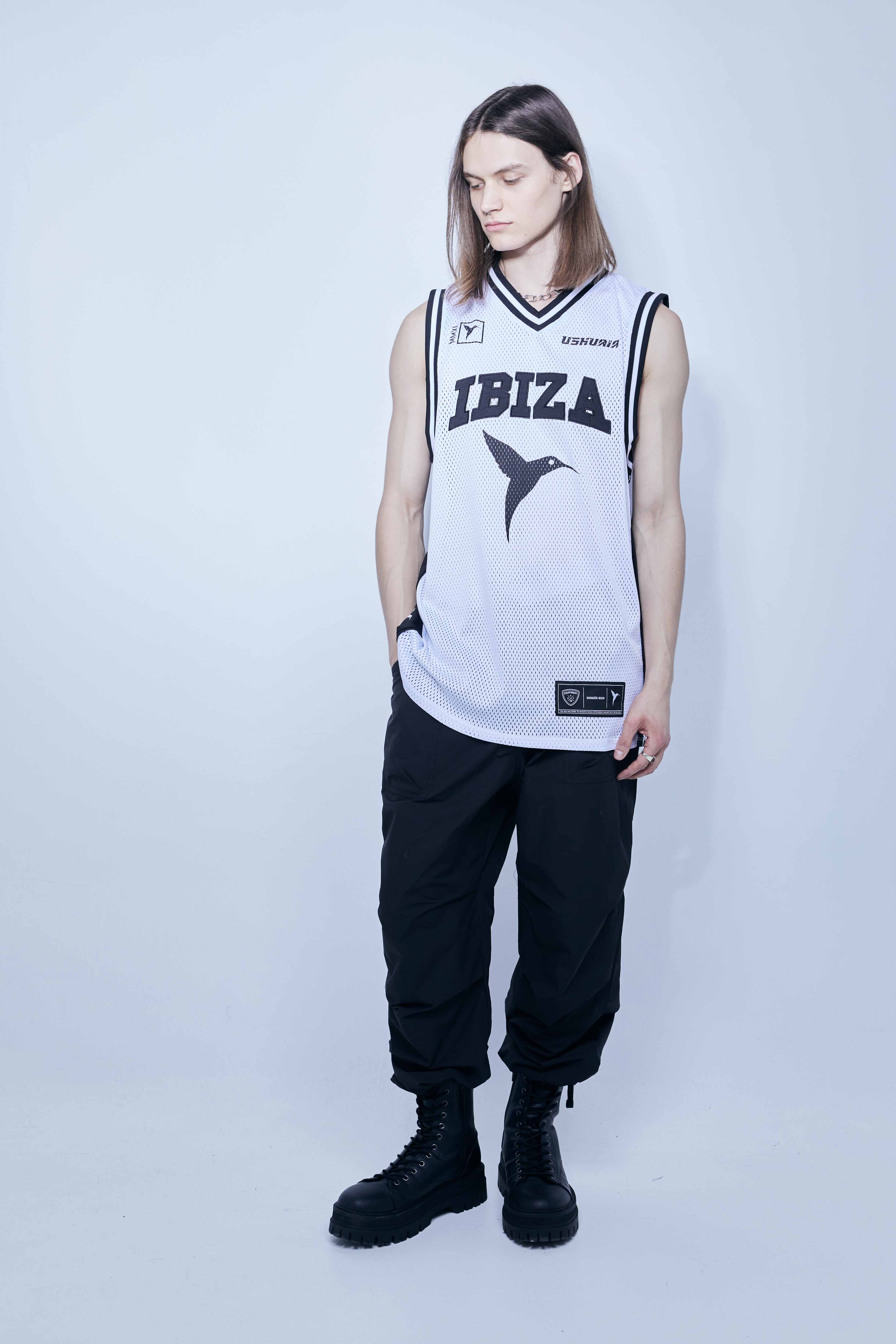 Basketball t-shirt made of mesh fabric, light and breathable. V-neck and armhole sleeves. Contrasting combined print detail on the front and back.