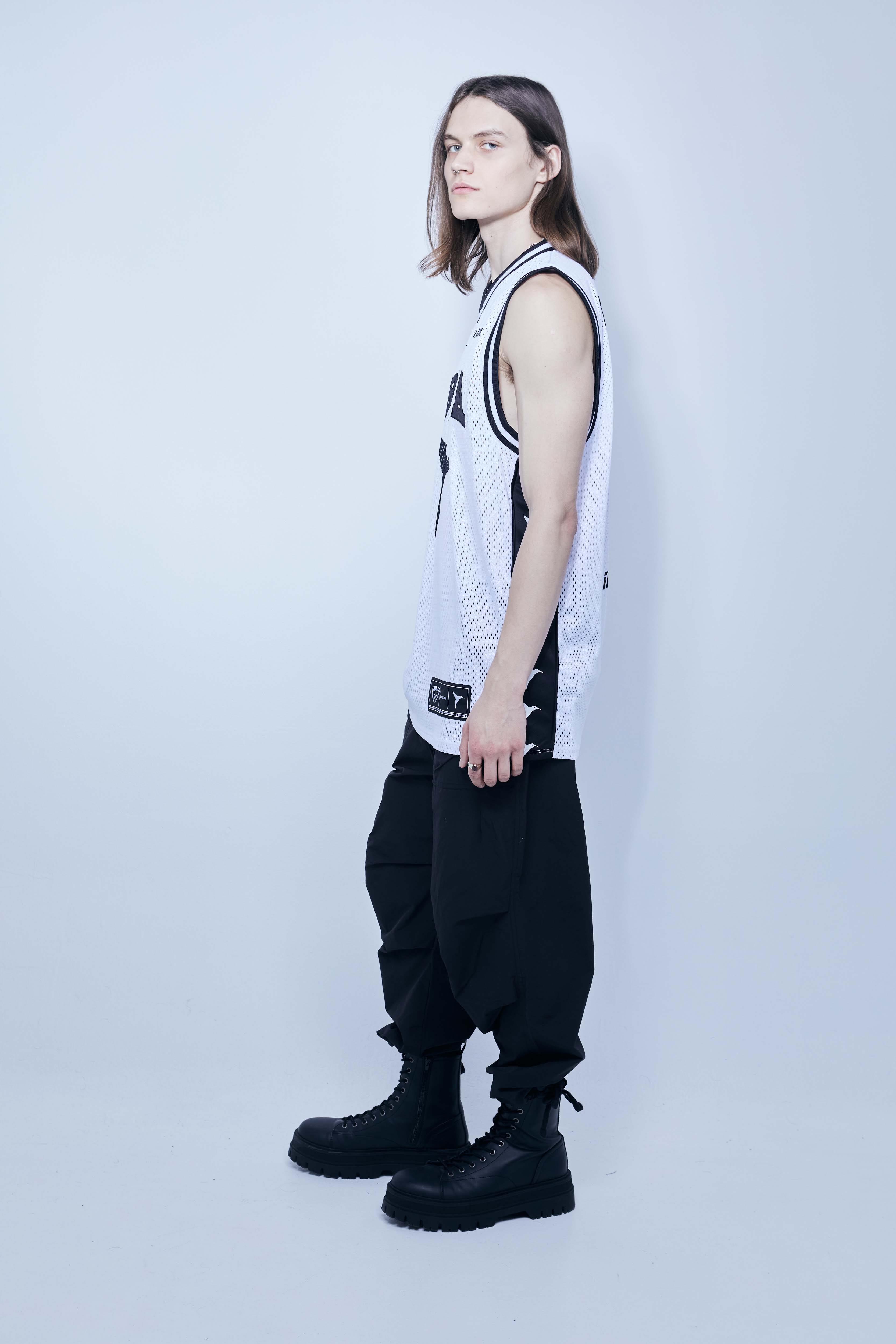 Basketball t-shirt made of mesh fabric, light and breathable. V-neck and armhole sleeves. Contrasting combined print detail on the front and back.