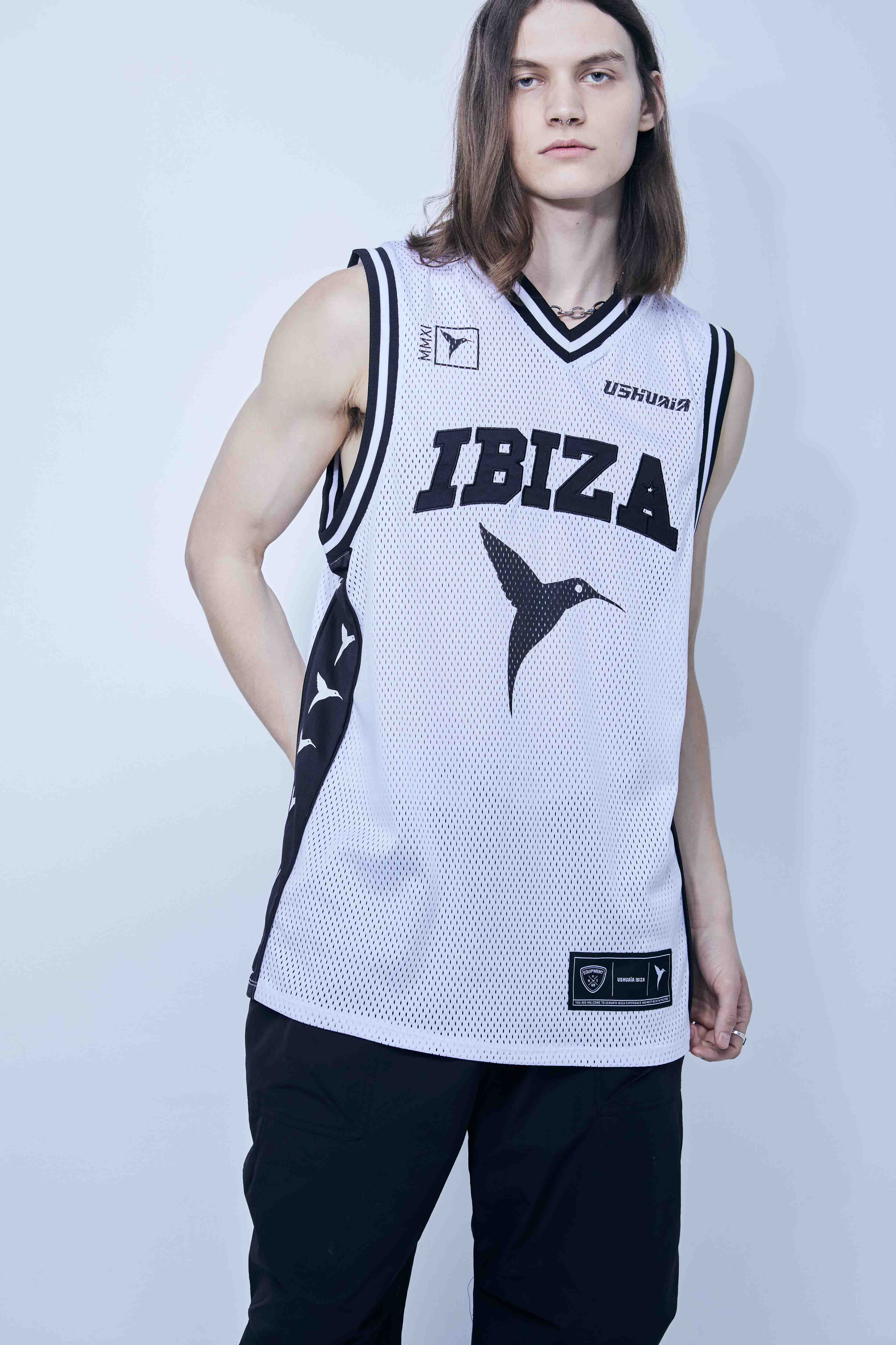 Basketball t-shirt made of mesh fabric, light and breathable. V-neck and armhole sleeves. Contrasting combined print detail on the front and back.