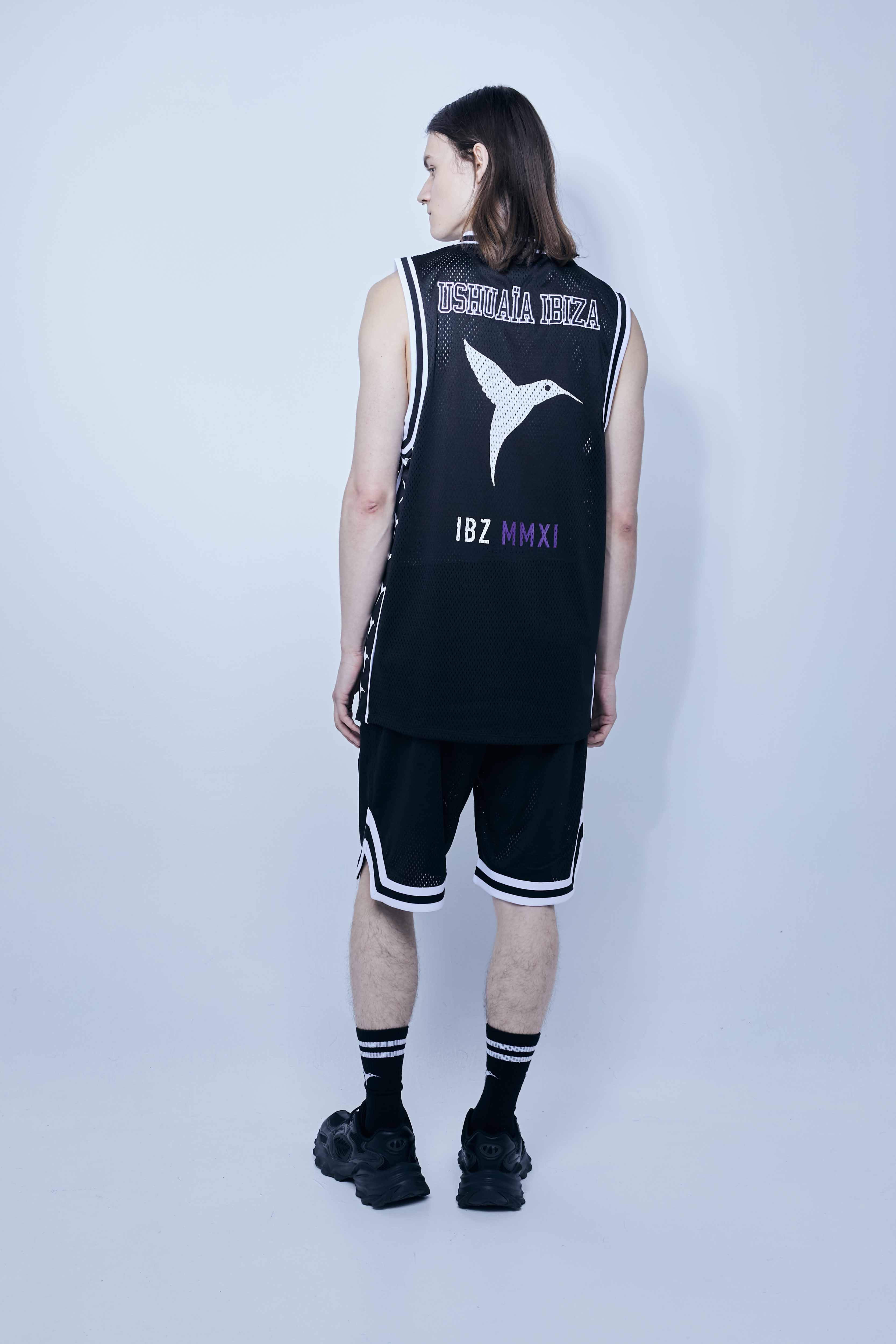 Basketball t-shirt made of mesh fabric, light and breathable. V-neck and armhole sleeves. Contrasting combined print detail on the front and back.