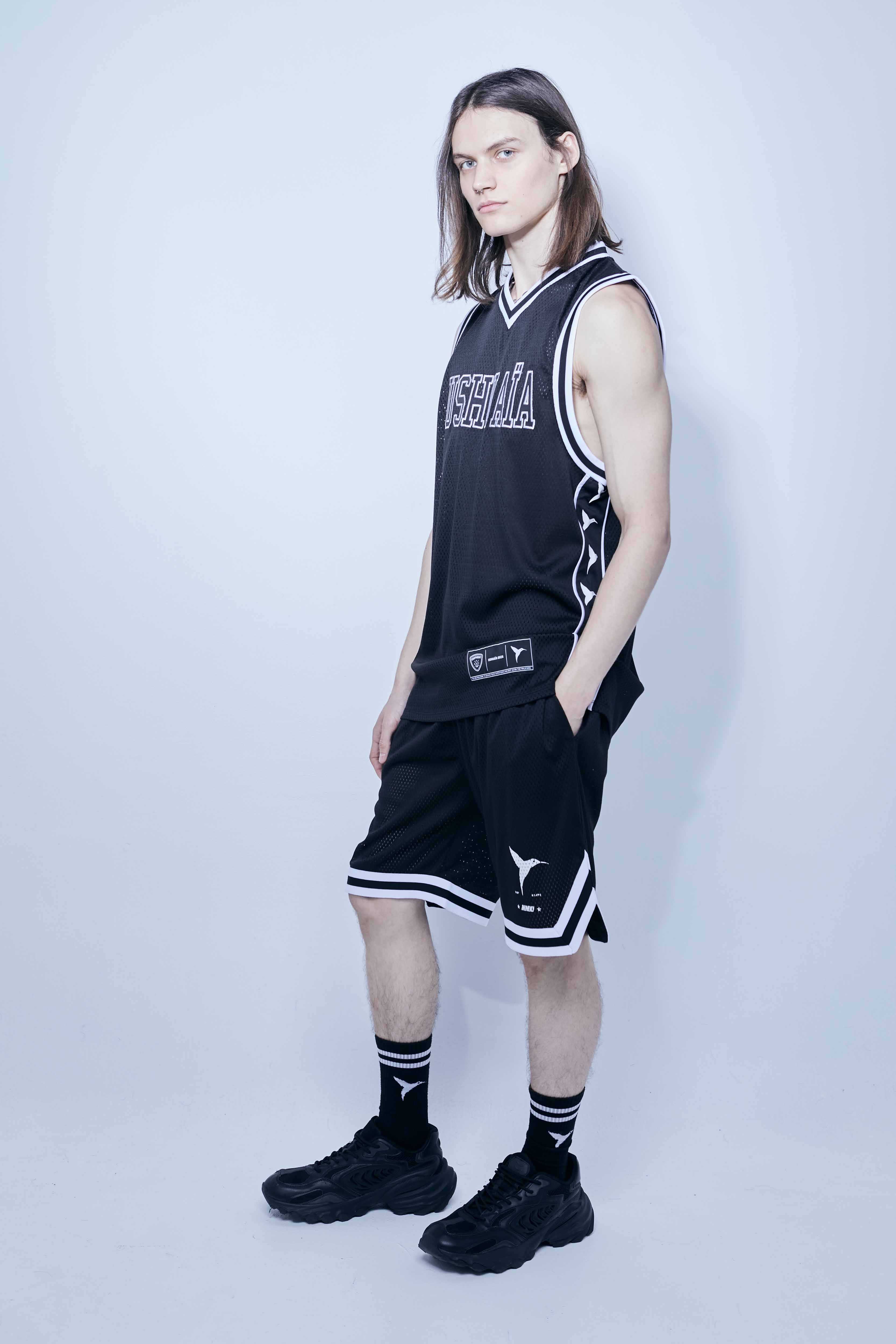 Basketball t-shirt made of mesh fabric, light and breathable. V-neck and armhole sleeves. Contrasting combined print detail on the front and back.