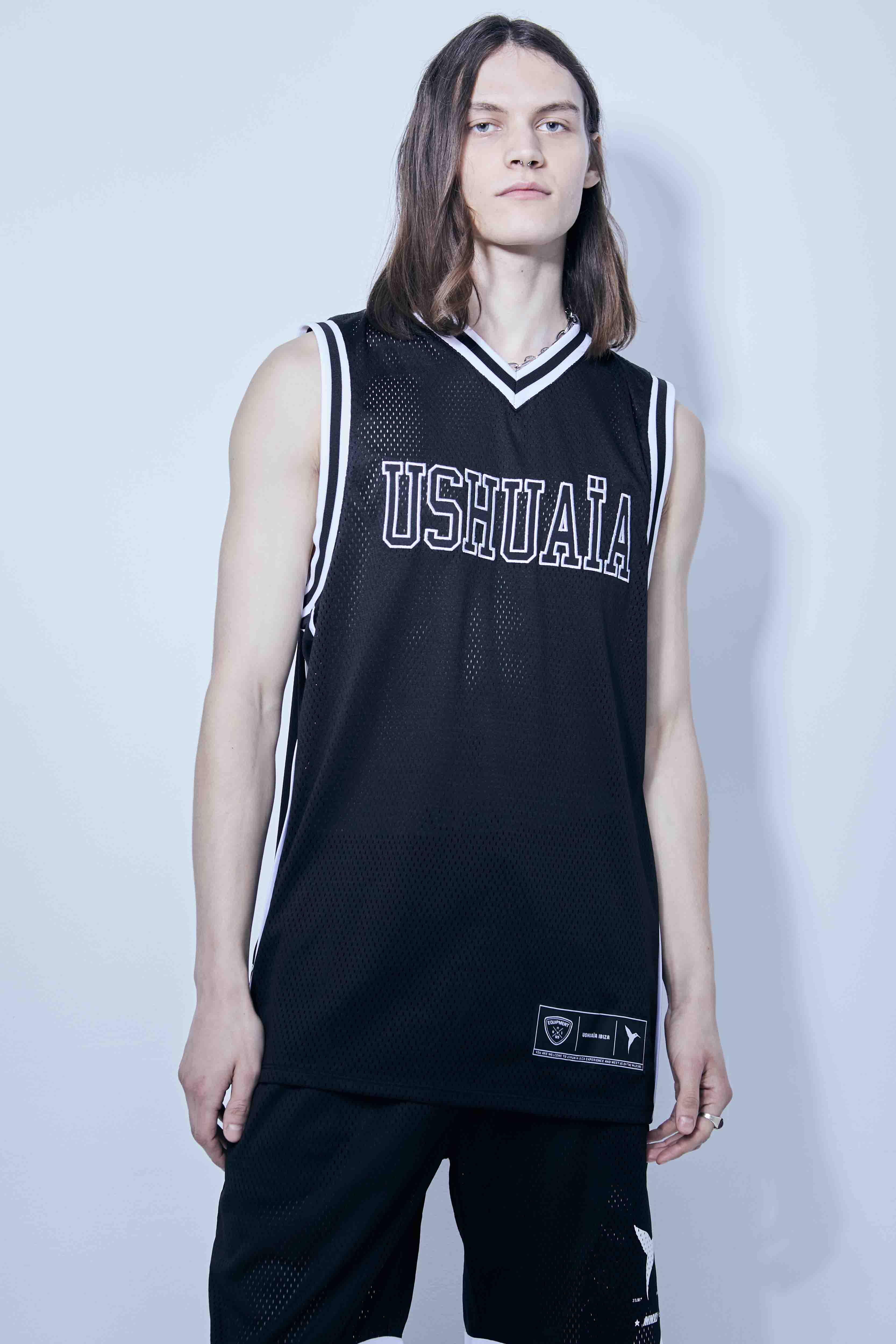 Basketball t-shirt made of mesh fabric, light and breathable. V-neck and armhole sleeves. Contrasting combined print detail on the front and back.