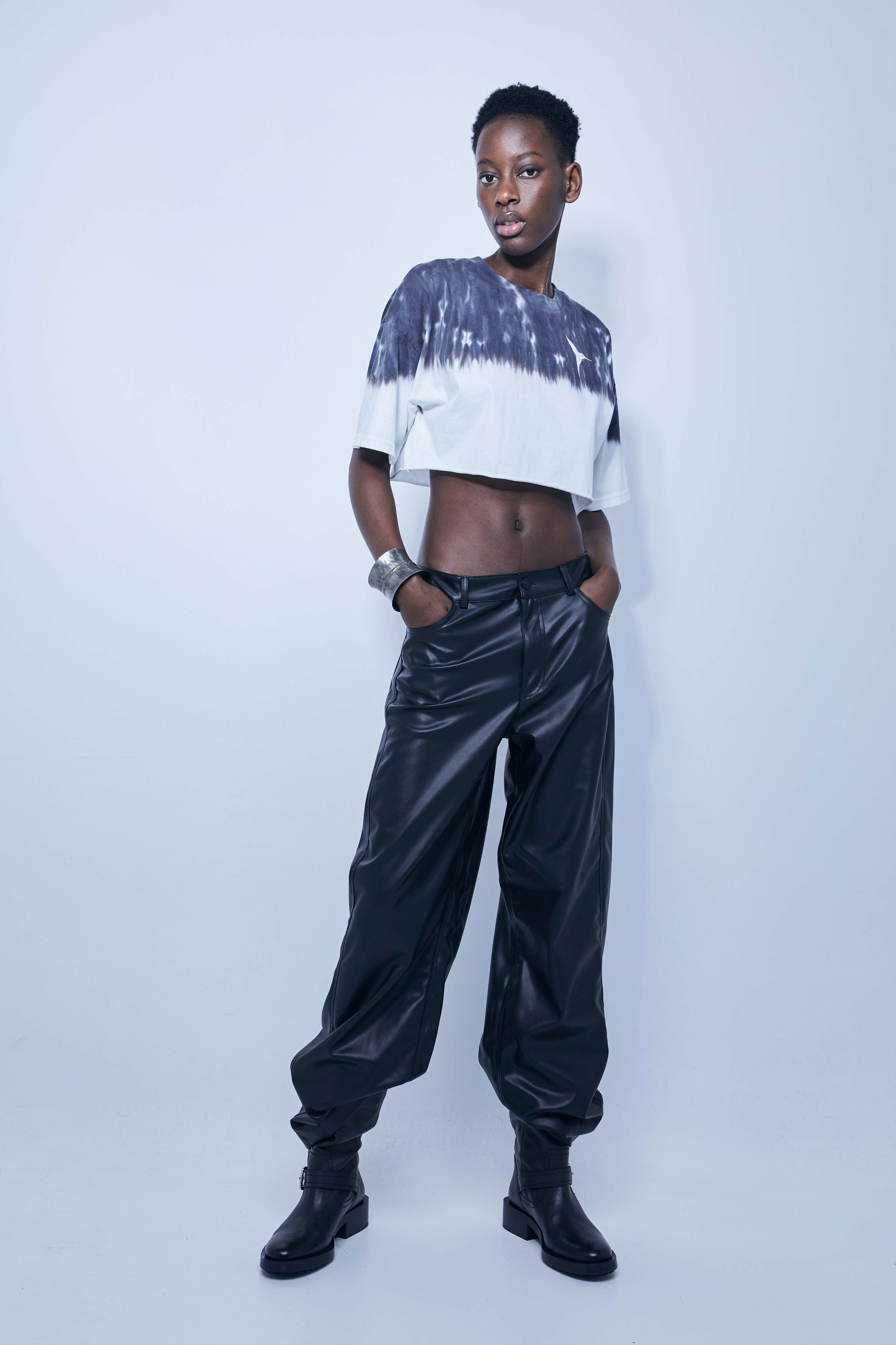 Black cropped T-shirt with tie-dye wash and contrast graphic details – Ushuaïa Ibiza streetwear style.