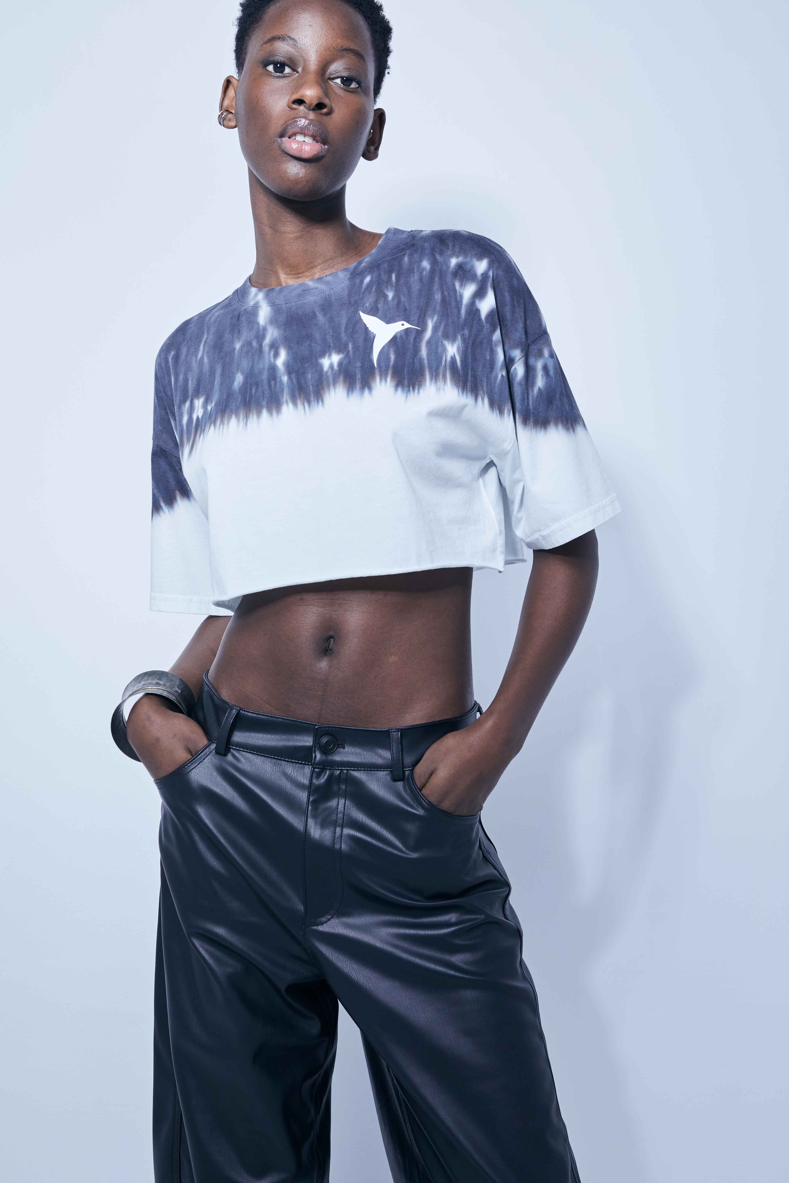 Black cropped T-shirt with tie-dye wash and contrast graphic details – Ushuaïa Ibiza streetwear style.