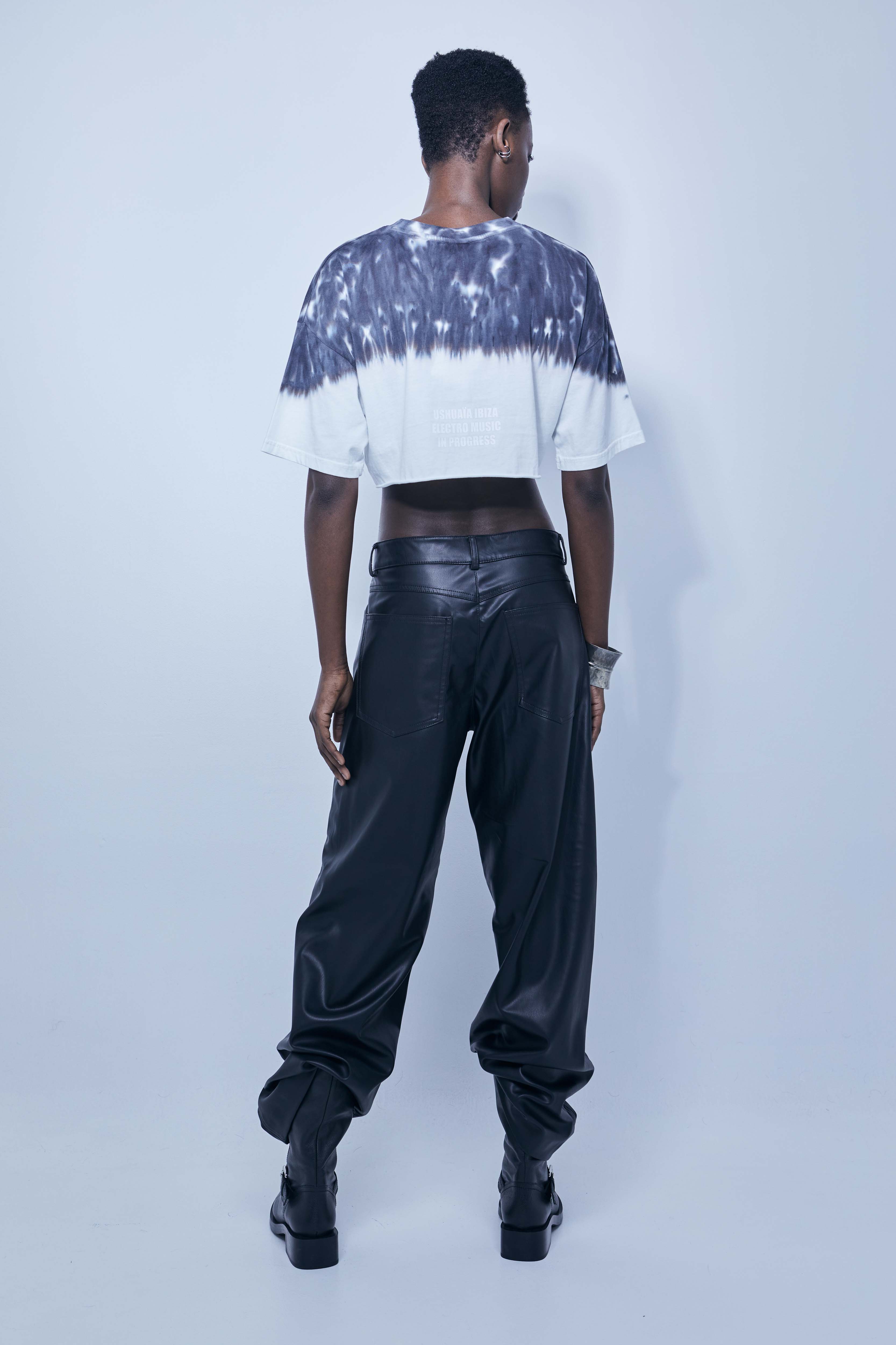 Black cropped T-shirt with tie-dye wash and contrast graphic details – Ushuaïa Ibiza streetwear style.