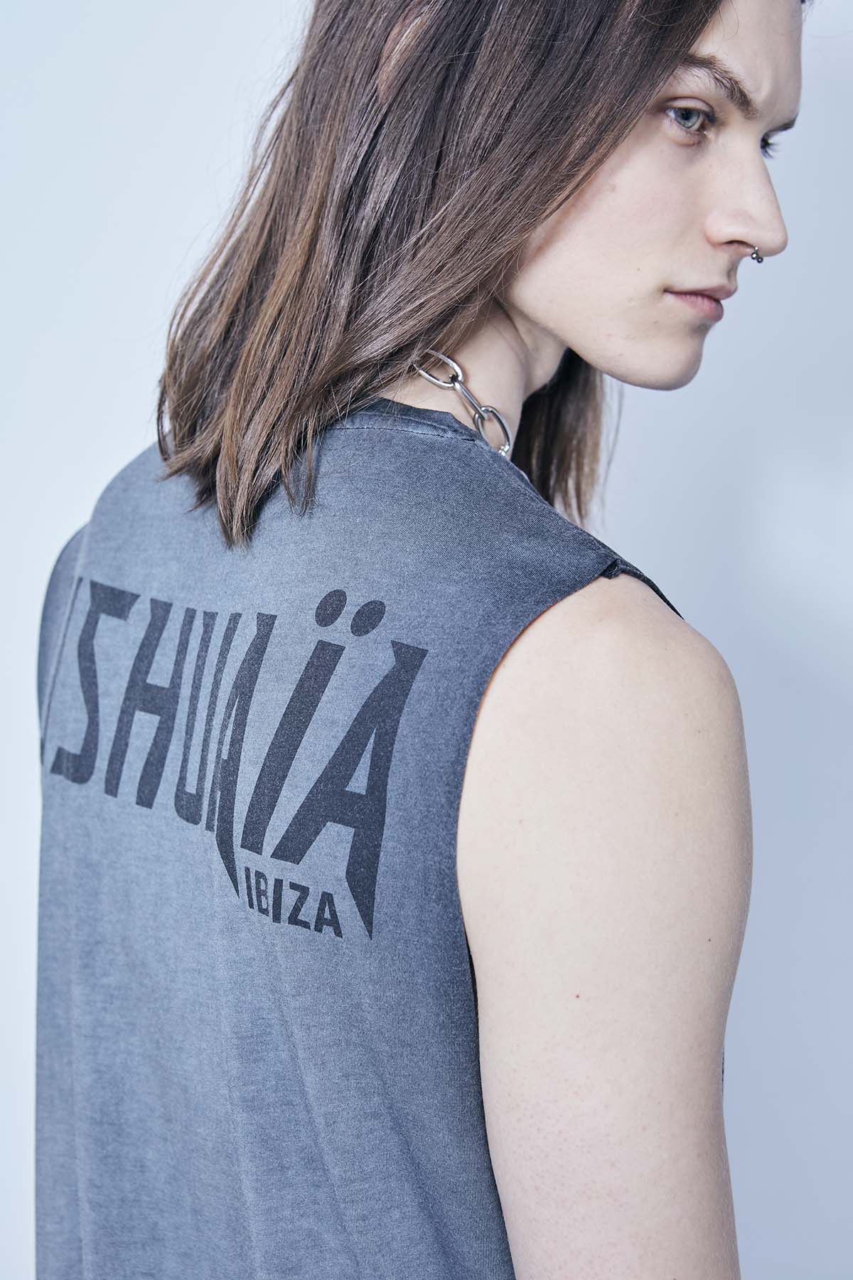 Round neck T-shirt with washed armhole sleeves with a fade out effect. Contrasting combined print detail on the front and bac