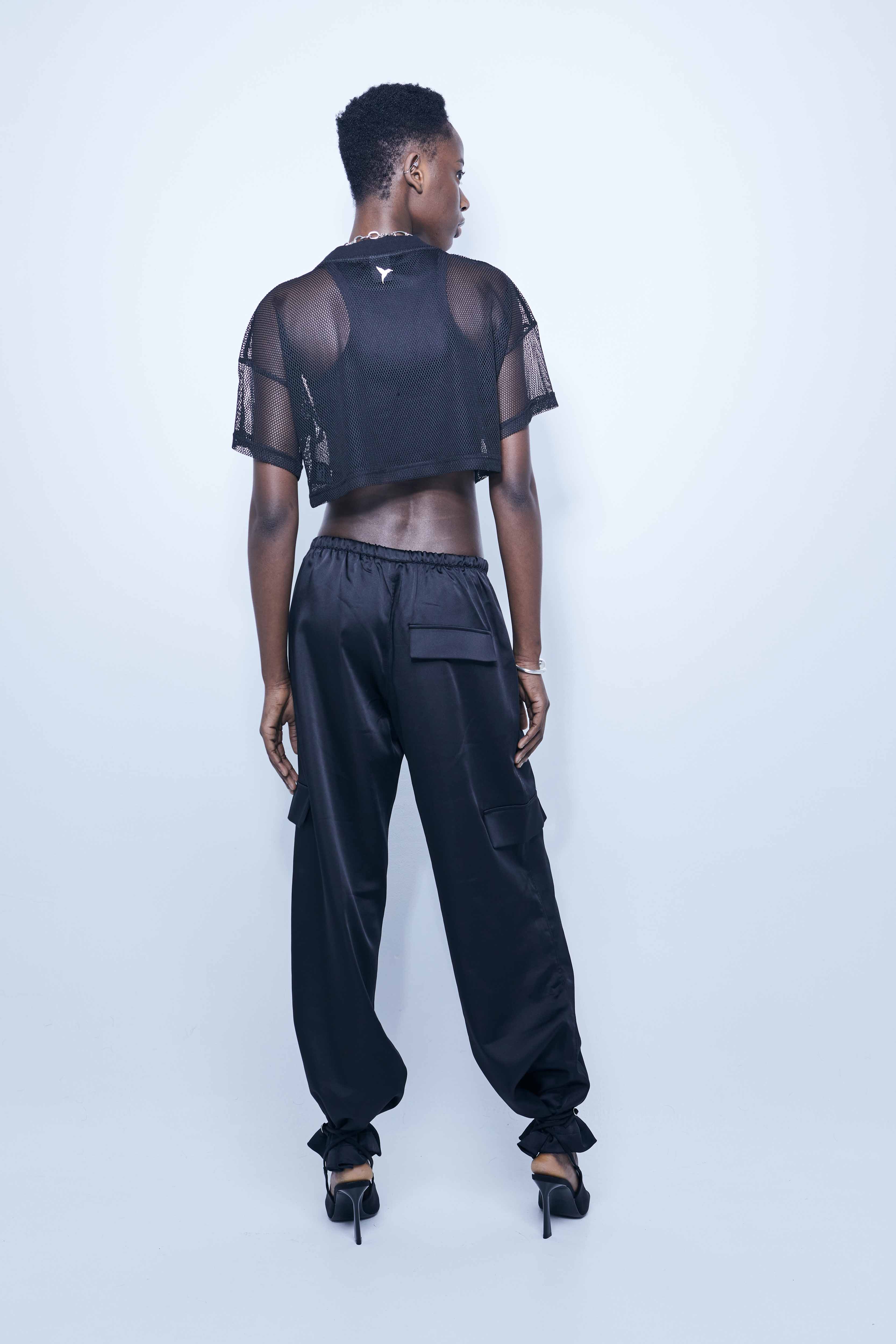 Cropped t-shirt with a round neck and short sleeves made of mesh fabric. Contrasting combined application detail on the front and back.