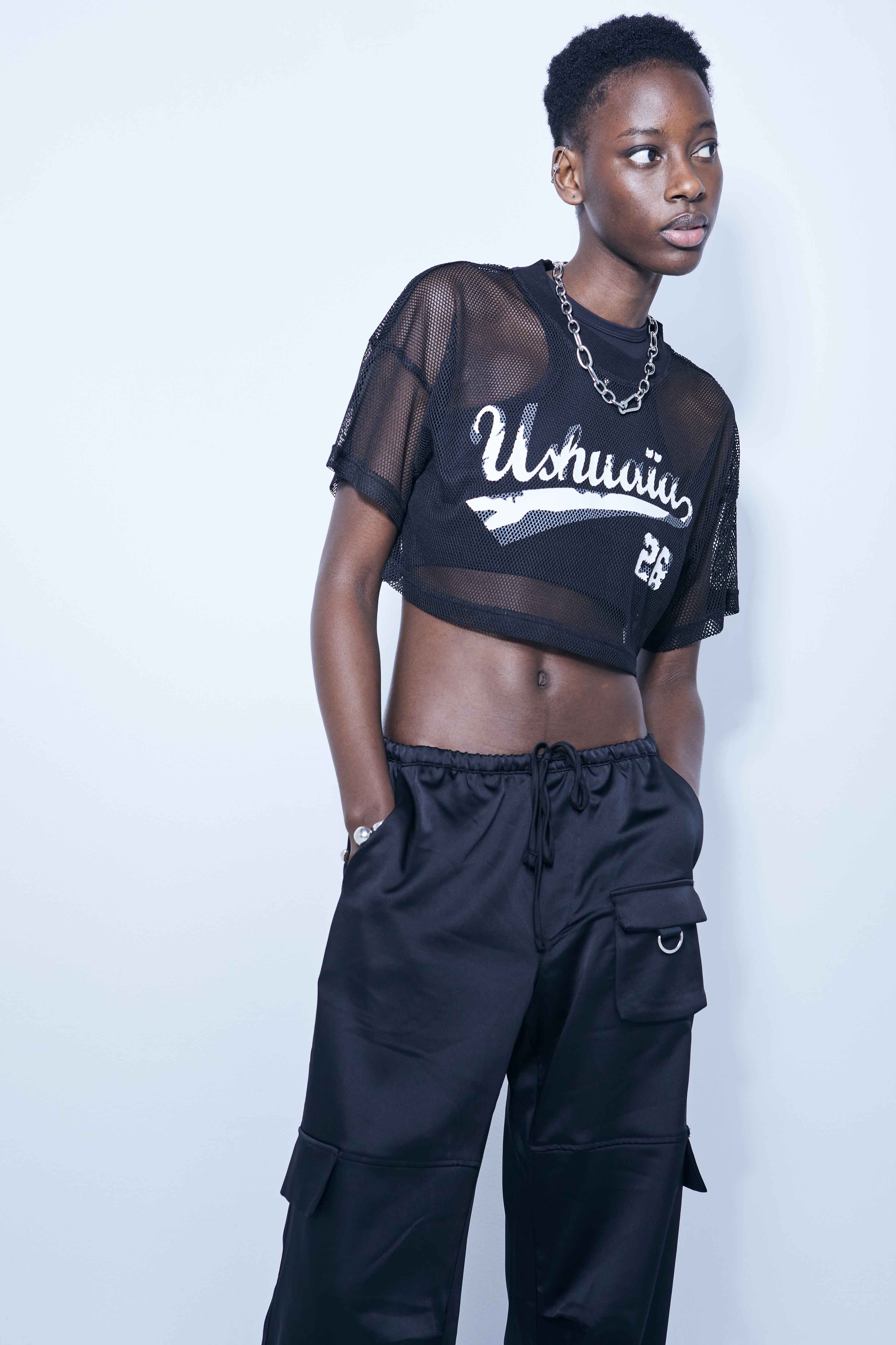 Cropped t-shirt with a round neck and short sleeves made of mesh fabric. Contrasting combined application detail on the front and back.