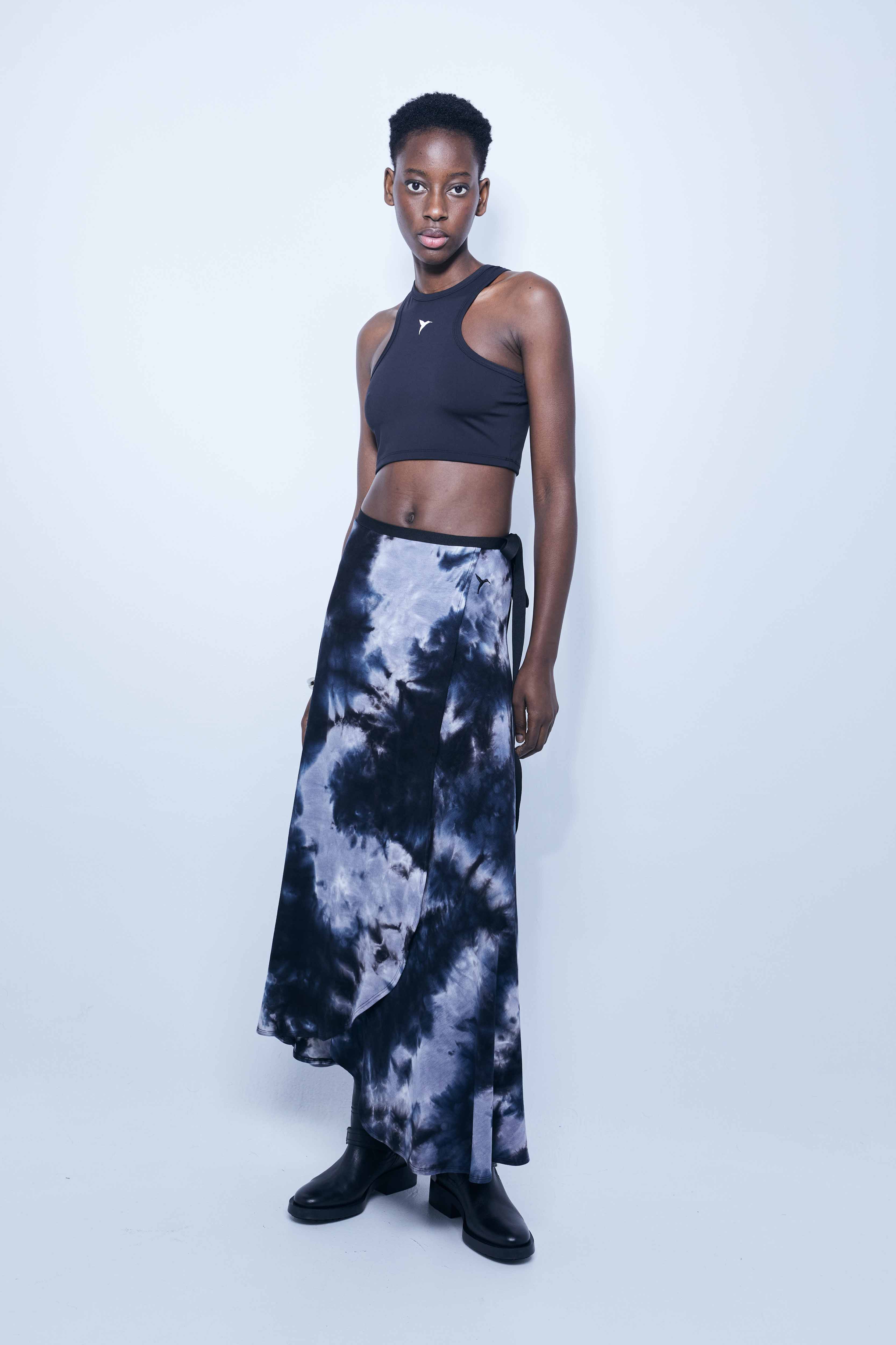 Wrap skirt in soft ribbed viscose with tie-dye effect. Embroidered detail on the front. Crossover design.