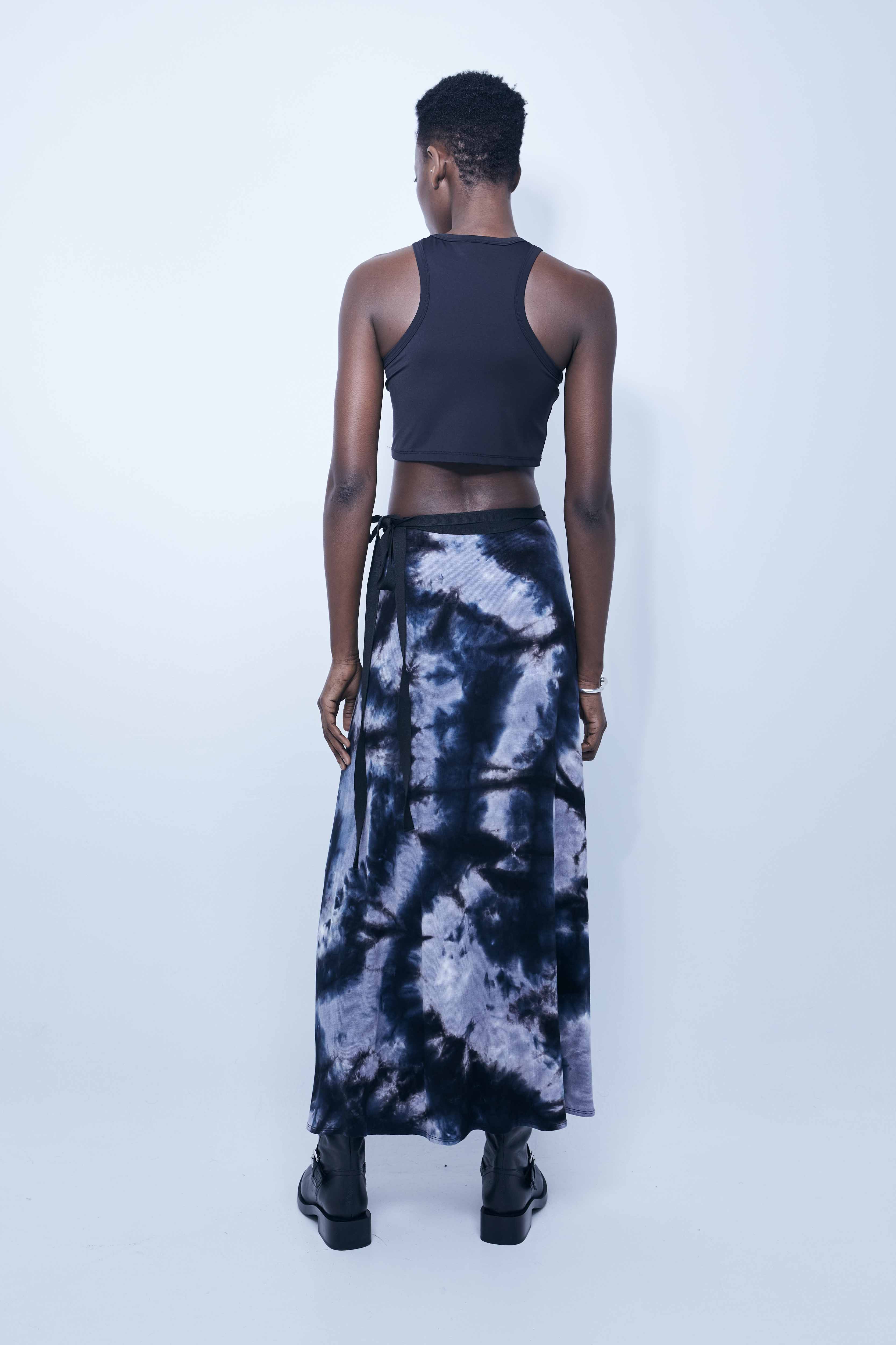 Wrap skirt in soft ribbed viscose with tie-dye effect. Embroidered detail on the front. Crossover design.