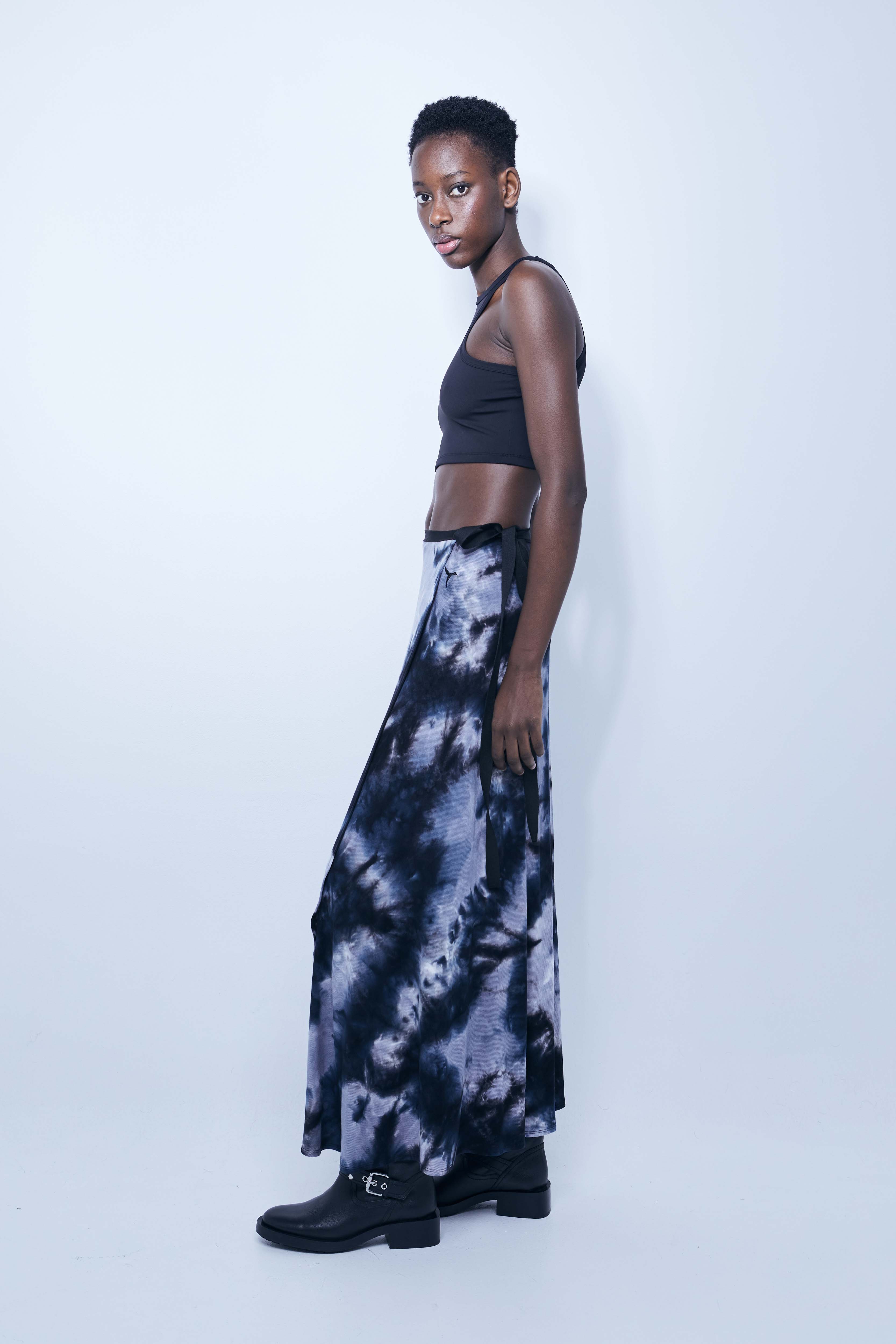 Wrap skirt in soft ribbed viscose with tie-dye effect. Embroidered detail on the front. Crossover design.