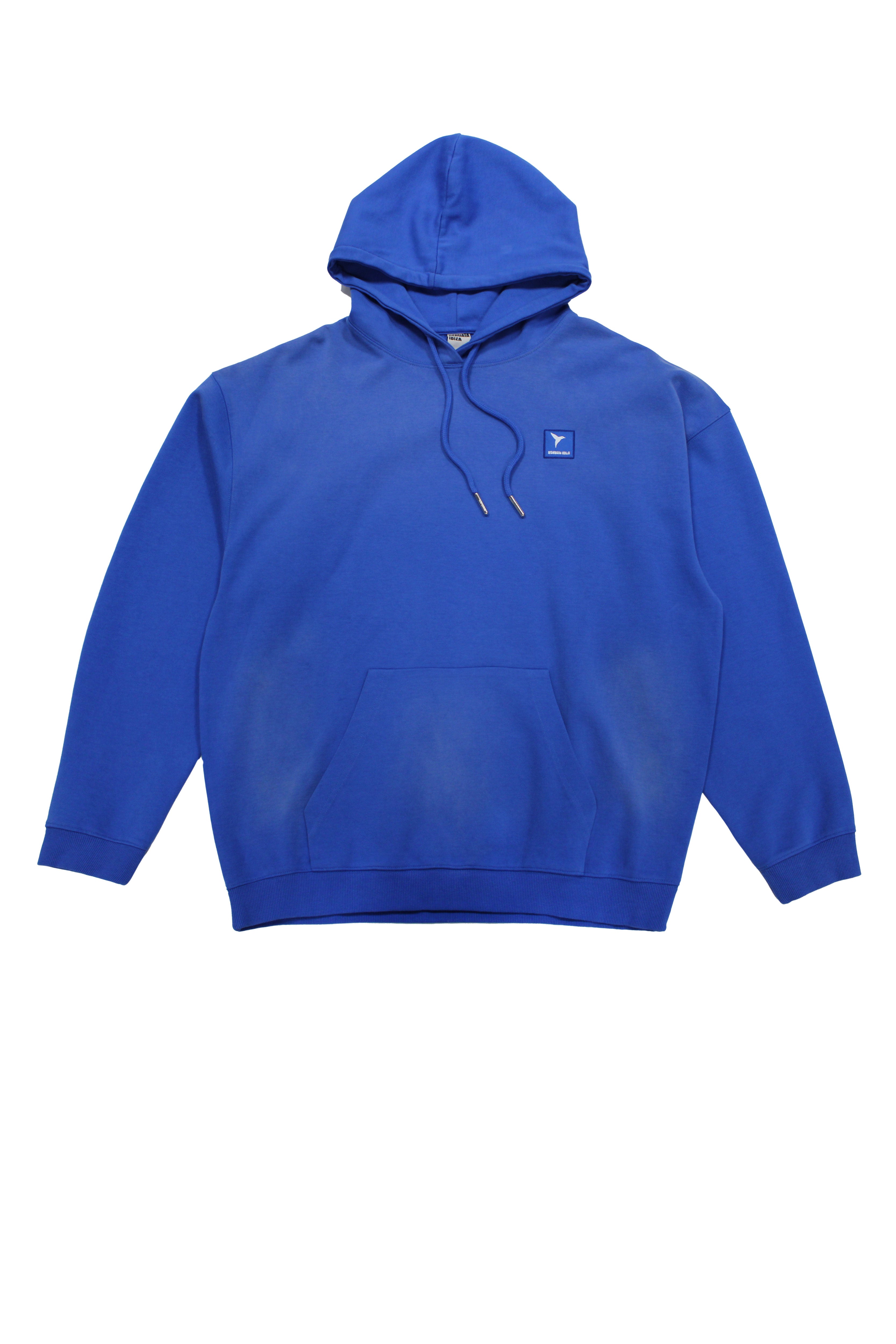 Oversized sweatshirt with adjustable hood with drawstring and long sleeves washed with enzymatic effect. Contrast combined patch detail on the front and print on the back. Kangaroo pocket on the front. Ribbed finishes.
