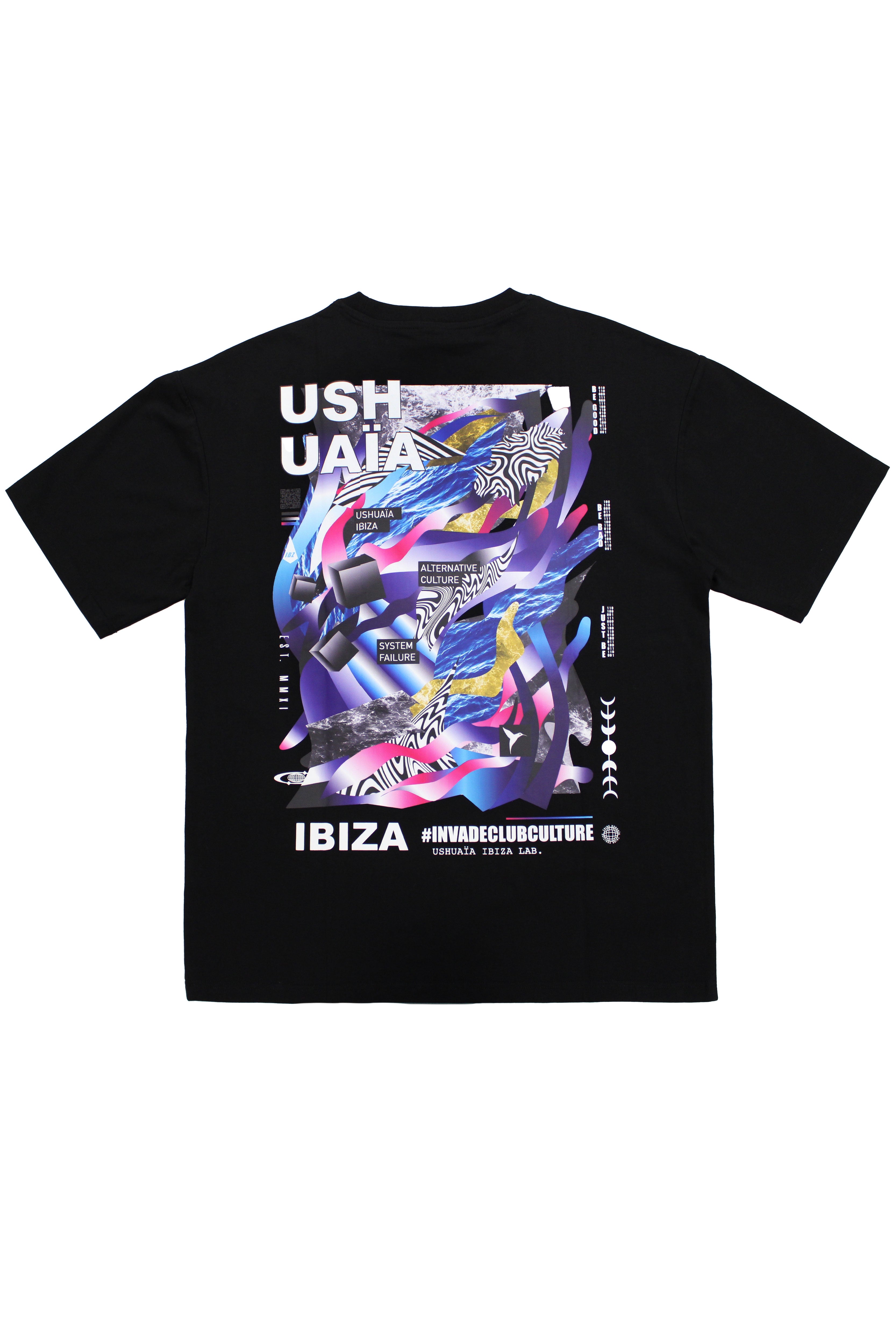 Oversized t-shirt with round neck and short sleeves. Contrast combined print detail on front and back.