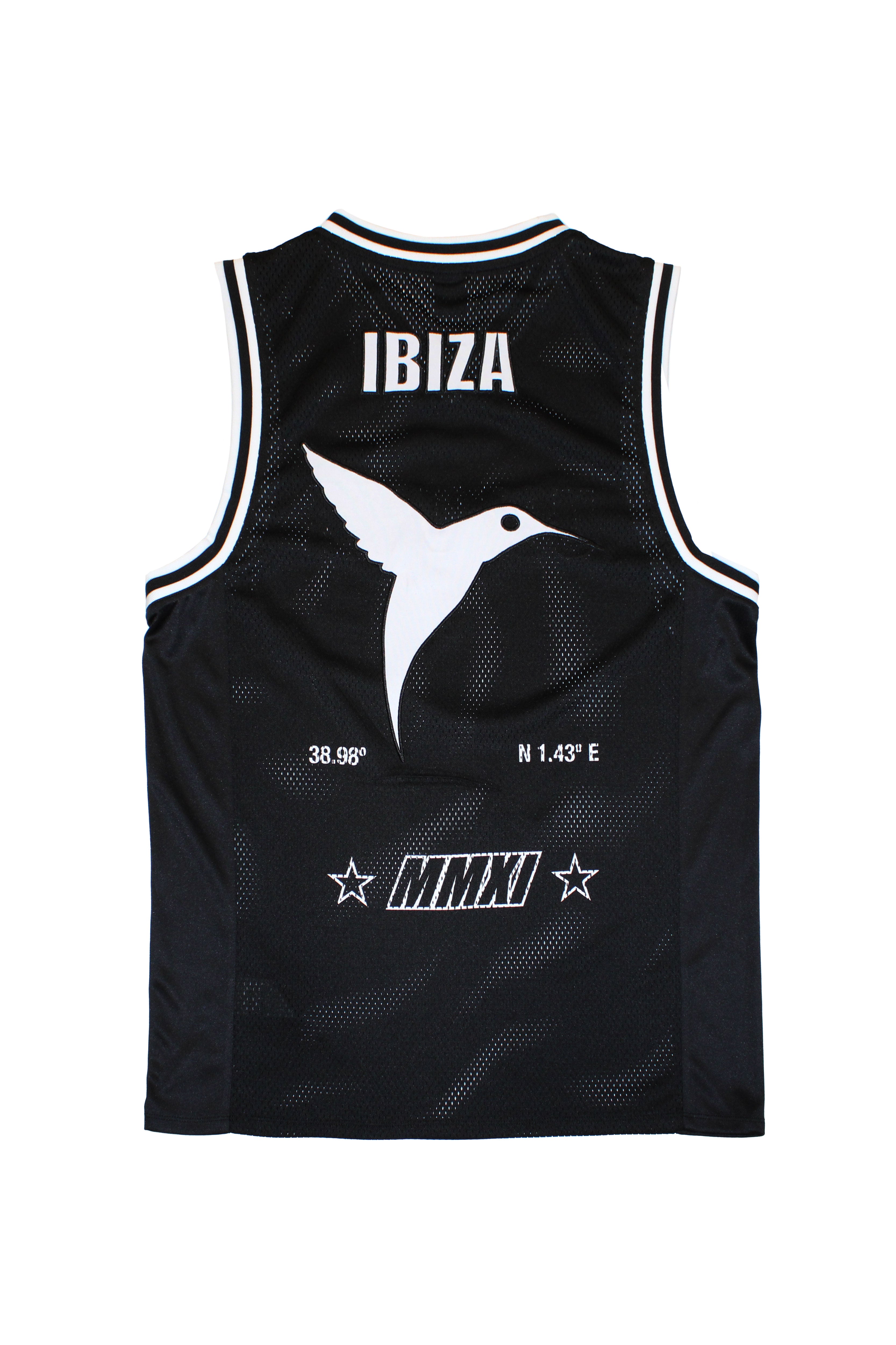 Basketball shirt made of mesh fabric, lightweight and breathable. V-neck and ribbed armhole sleeves. Contrast combined print and application detail on front and back. Patch on the front.