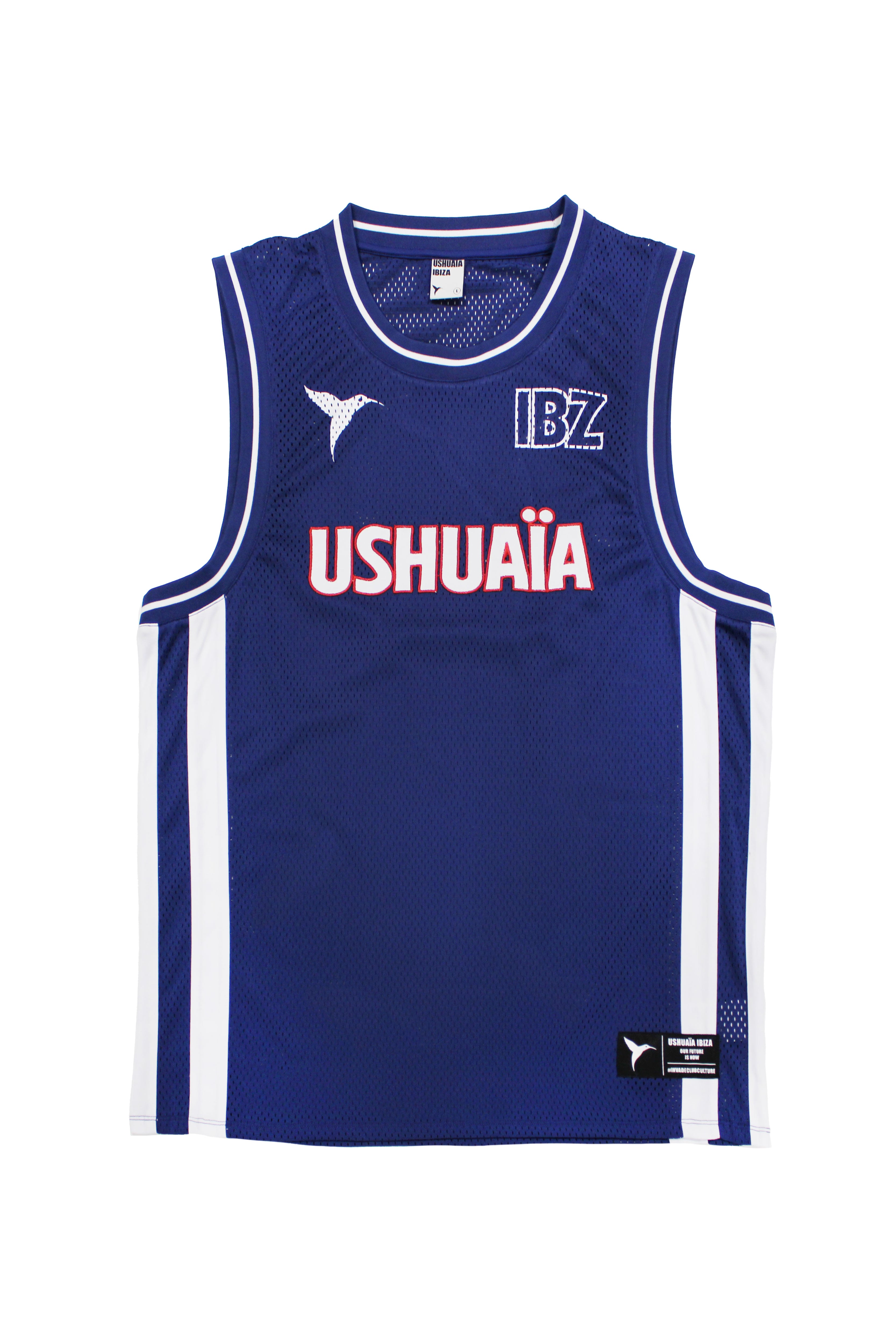 Basket shirt made of mesh fabric, lightweight and breathable. Round neck and ribbed armhole sleeves. Contrast combined print and application detail on front and back. Patch on the front.