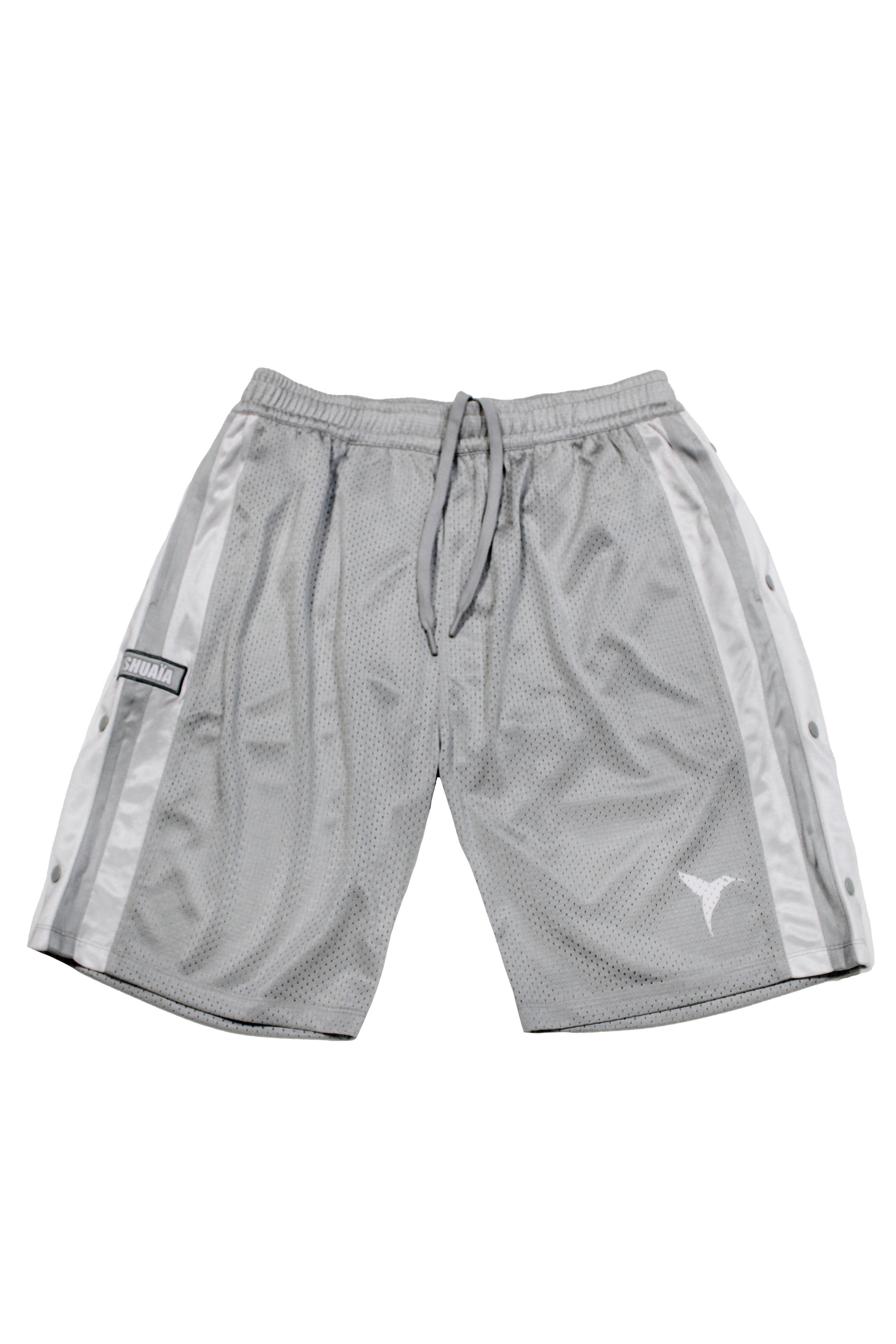 Bermuda shorts made of mesh fabric, light and breathable. Adjustable elastic waist with inner drawstring. Contrasting combined print on the front and side embroidery. Decorative snap detail on the sides with integrated pockets