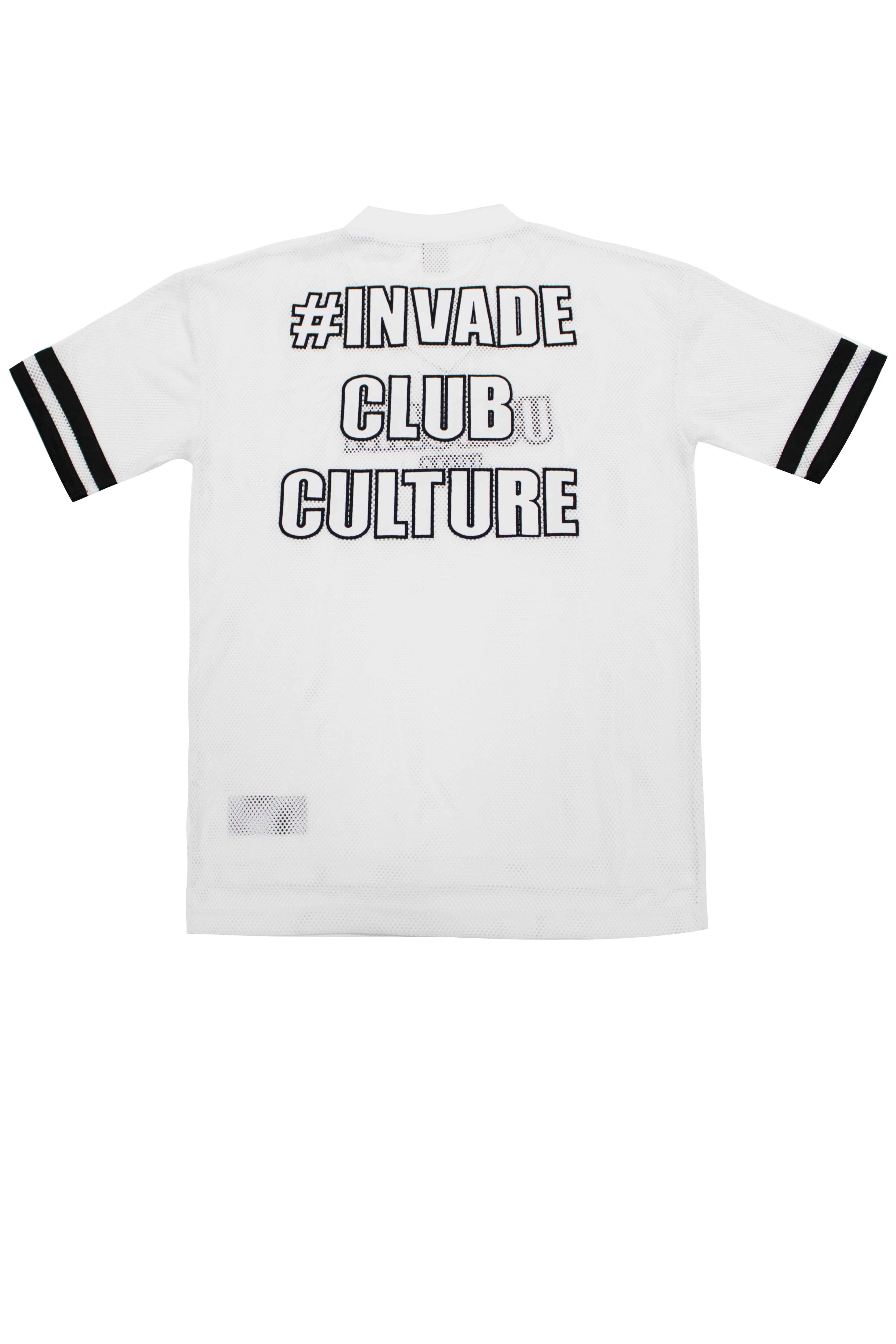 Rugby-inspired oversized T-shirt with jacquard detail for a bold streetwear look. Perfect for Ibiza summer vibes. Shop the trend now!