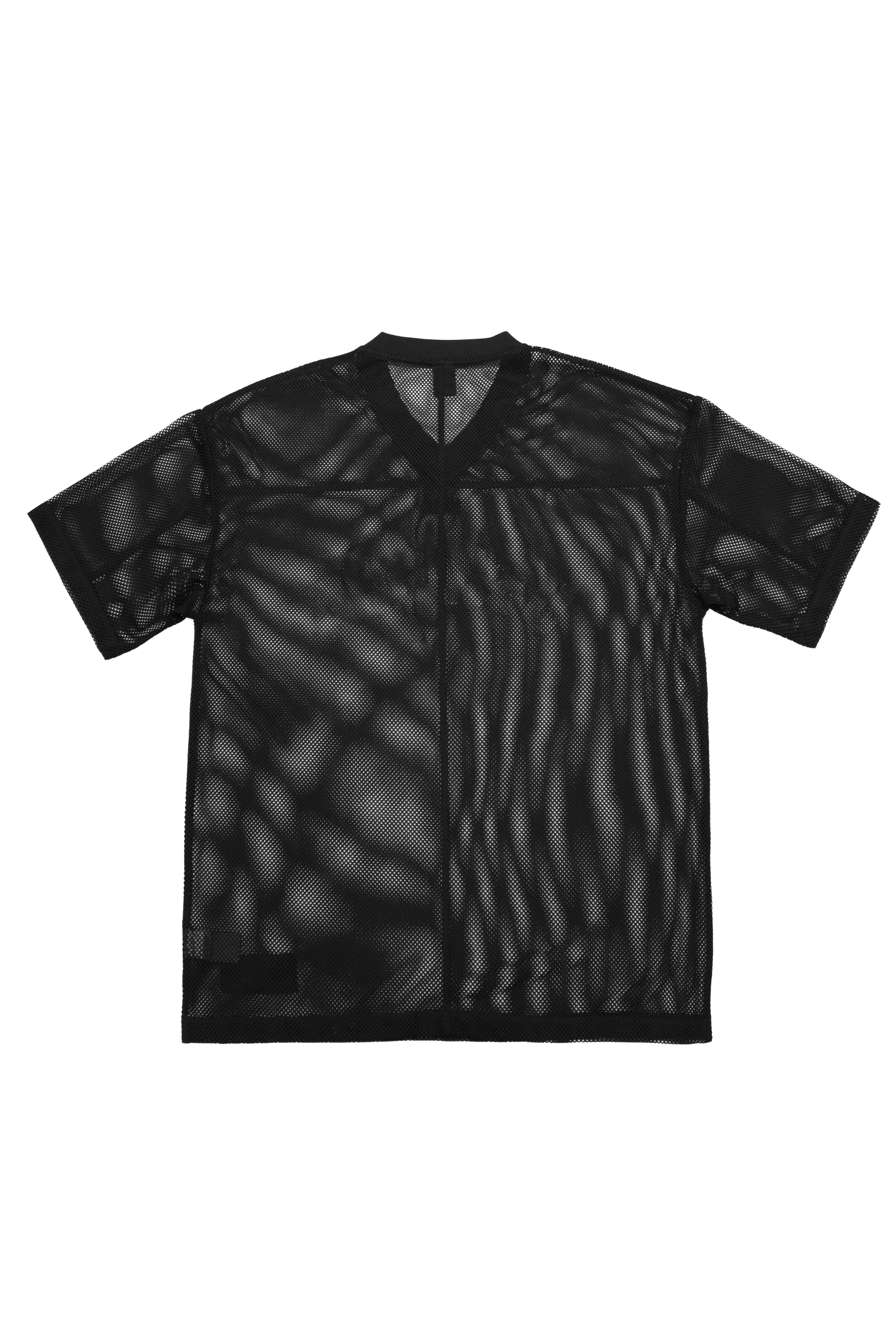 Rugby style t-shirt made of mesh fabric, light and breathable. V-neck and short sleeves. Contrasting embroidery and print detail on the front. Central seam on the back.