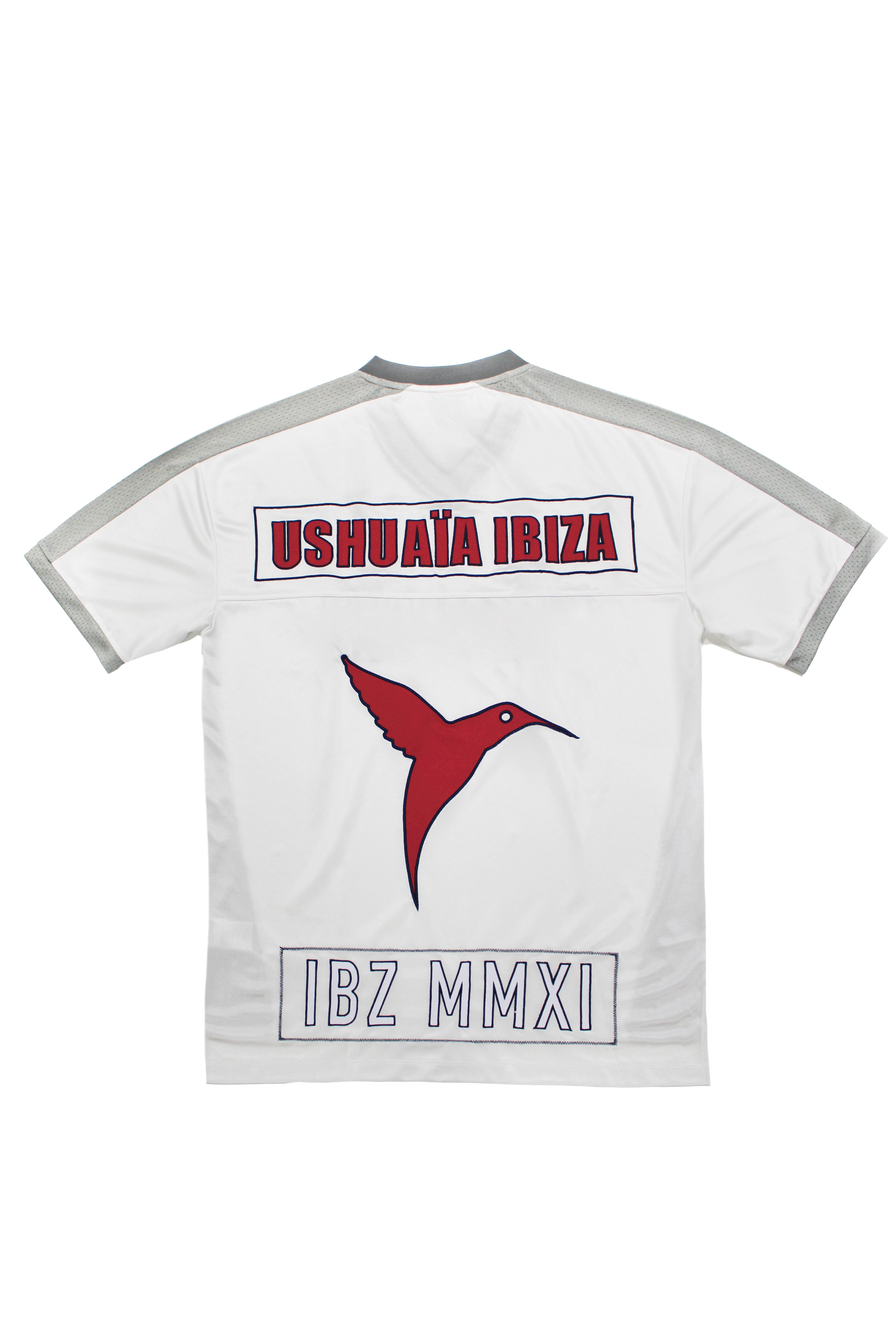 Rugby style t-shirt made of technical and mesh fabric, lightweight and breathable. V-neck and Short sleeves. Detail of contrasting combined applications on the front and back.