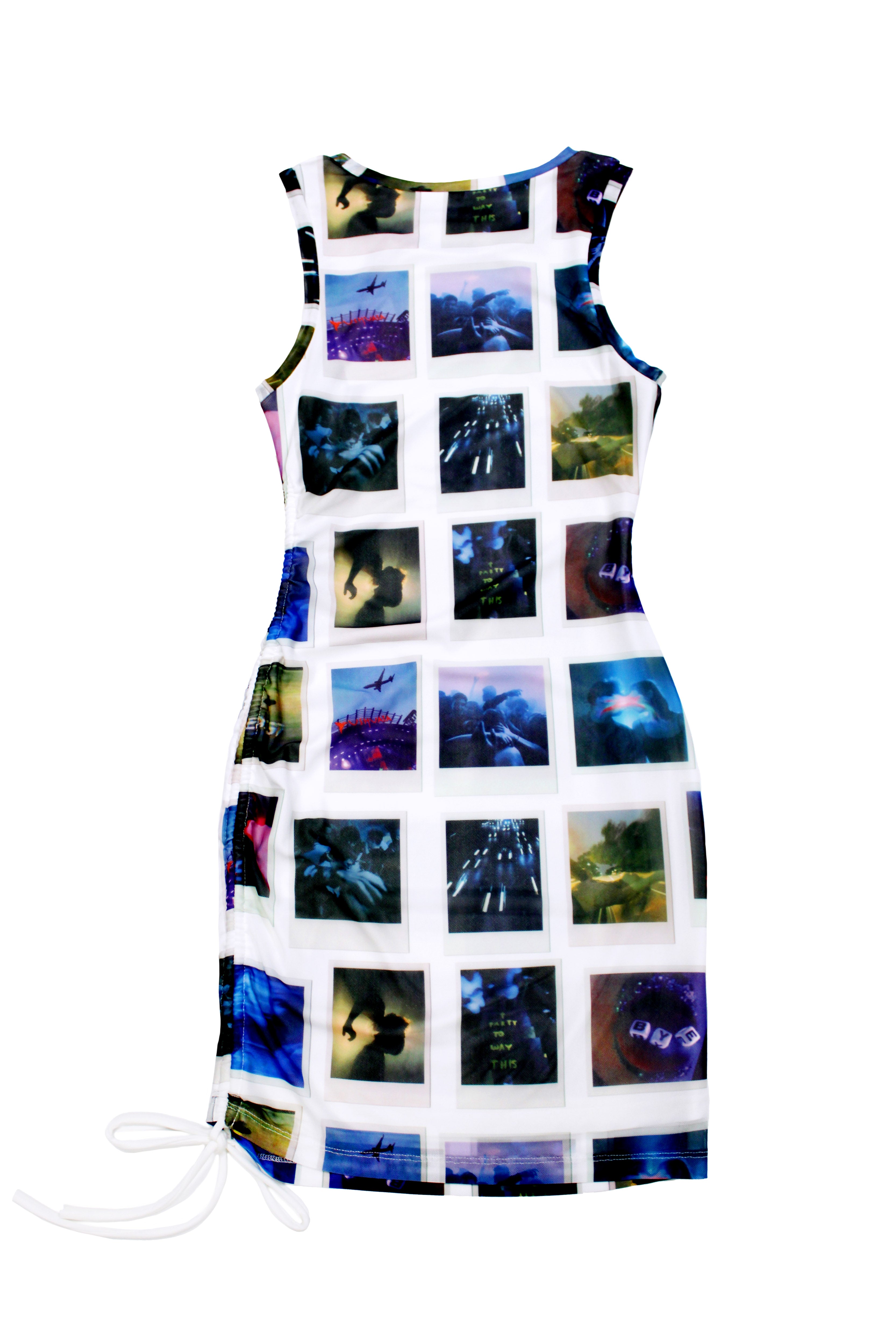 Elastic printed dress with round neck lining and armhole sleeves. Adjustable height with adjustable side gathers.