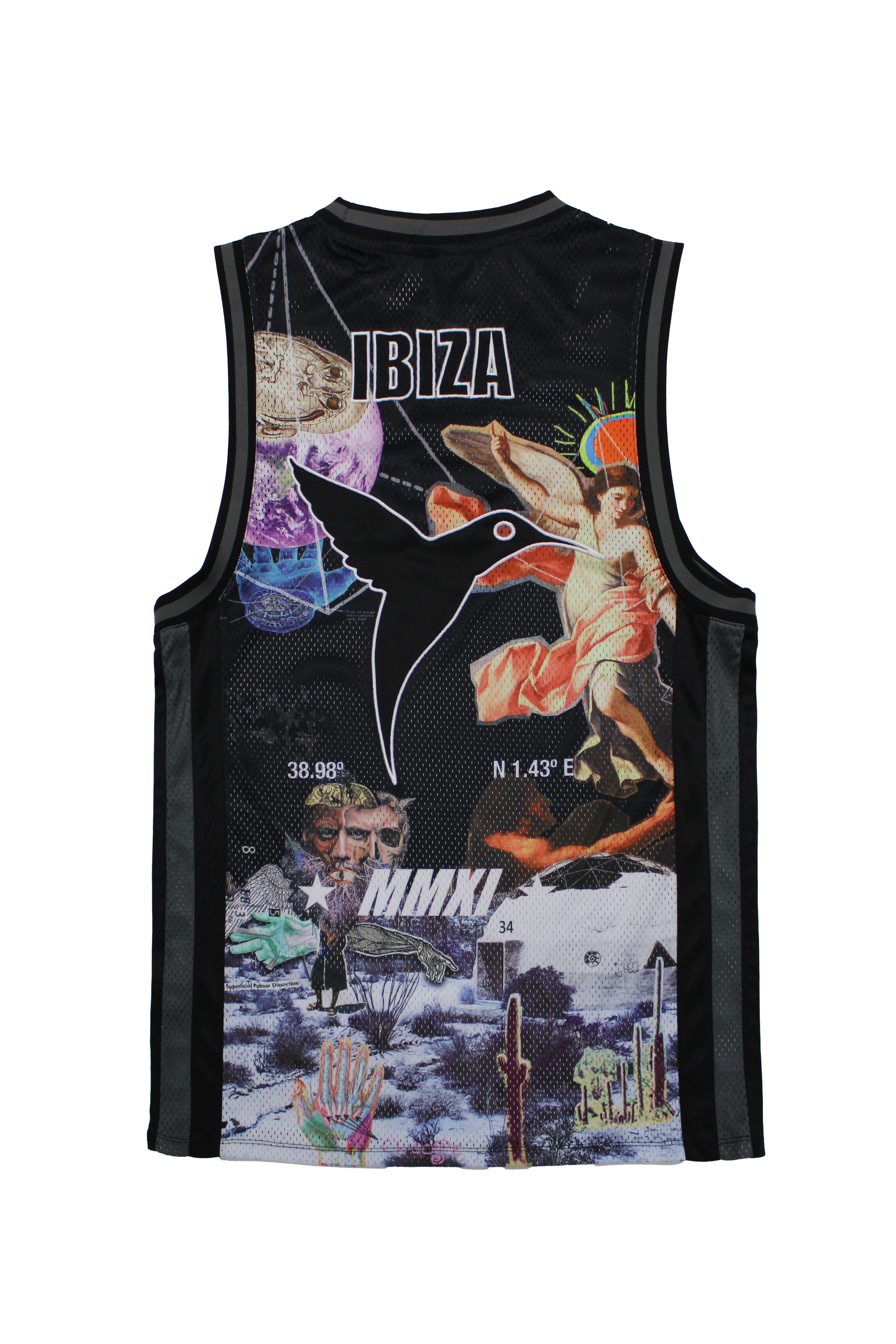 Basketball shirt made of mesh fabric, lightweight and breathable. Round neck and ribbed armhole sleeves. Contrast combined print and application detail on front and back. Patch on the front.
USHUAÏA x ANDREA MARCACCINI