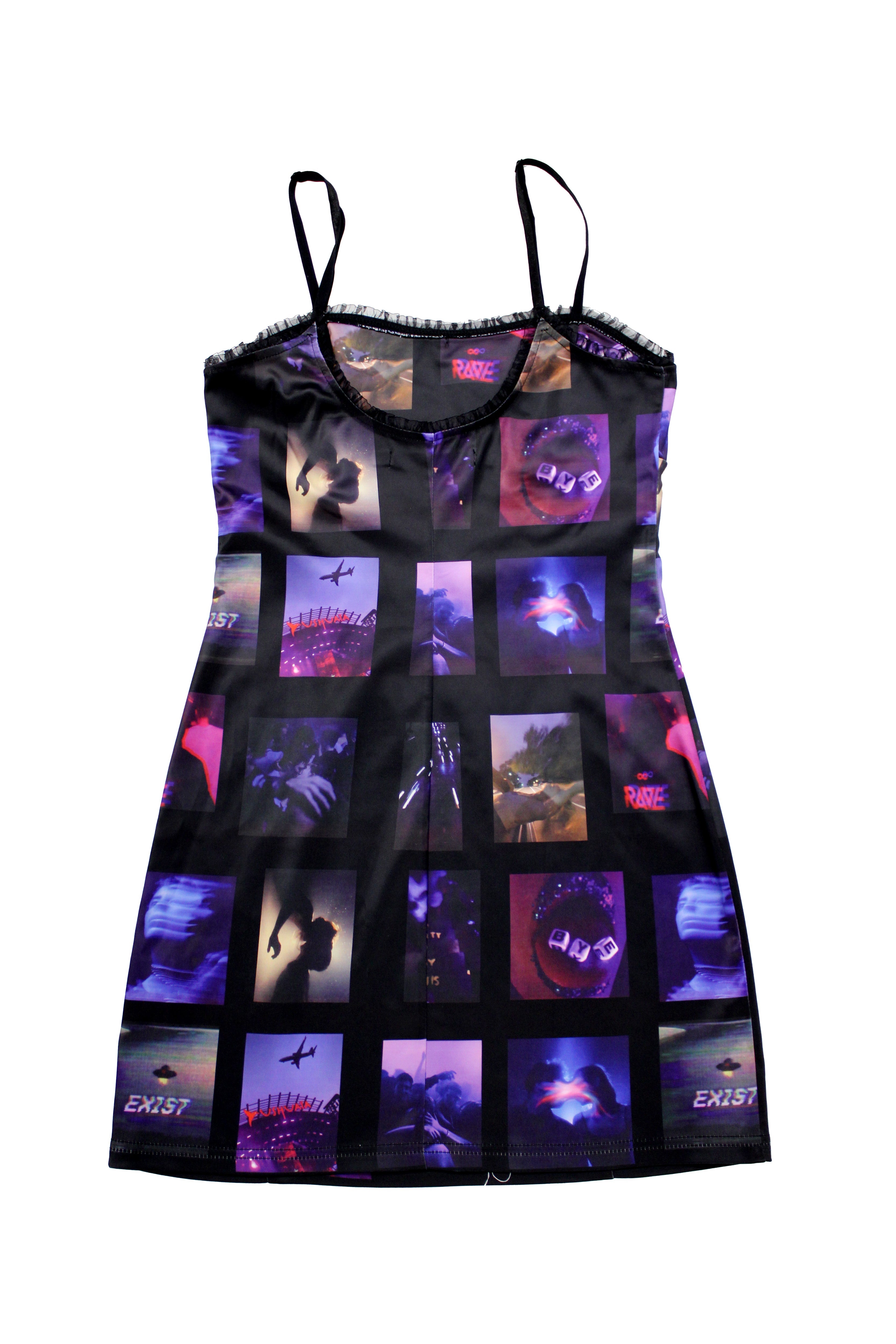 Elastic printed dress made of satin fabric. Corset cut with sides. Adjustable straps. Bow detail with metallic ornament.