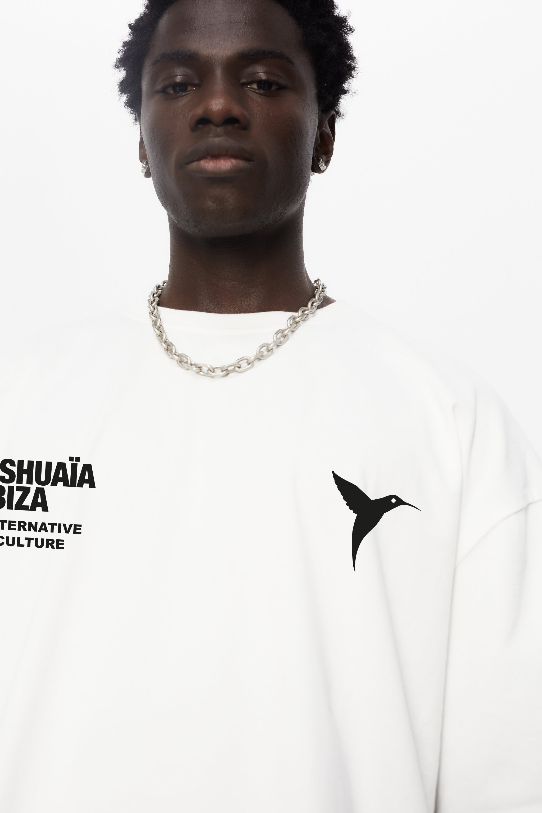 Regular fit t-shirt with round neck and short sleeves. Contrast combined print detail on the front.