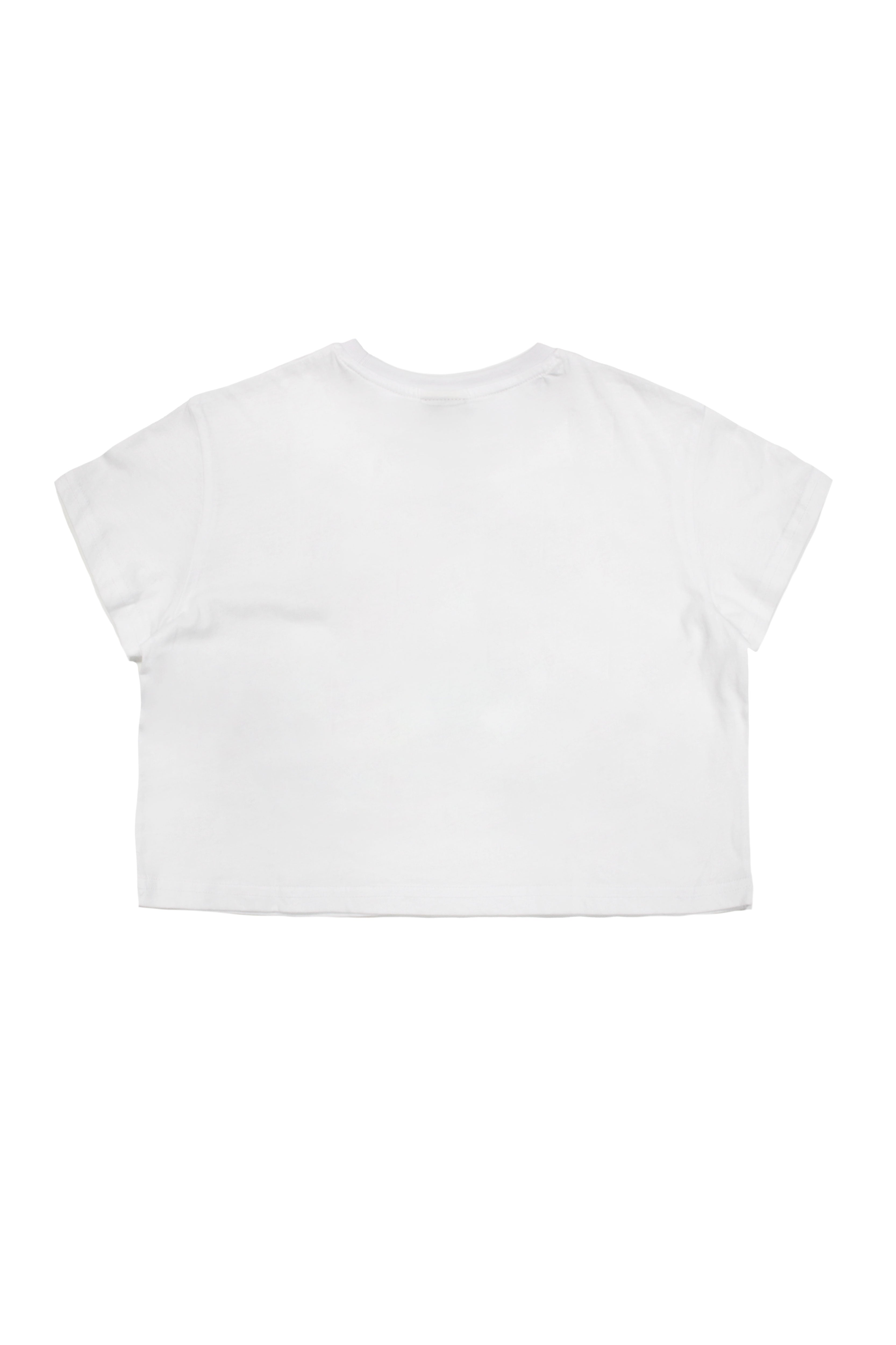 Cropped round neck and short sleeve t-shirt. Contrast combined print detail on the front.
COMPOSITION:
50% Cotton 50% Modal