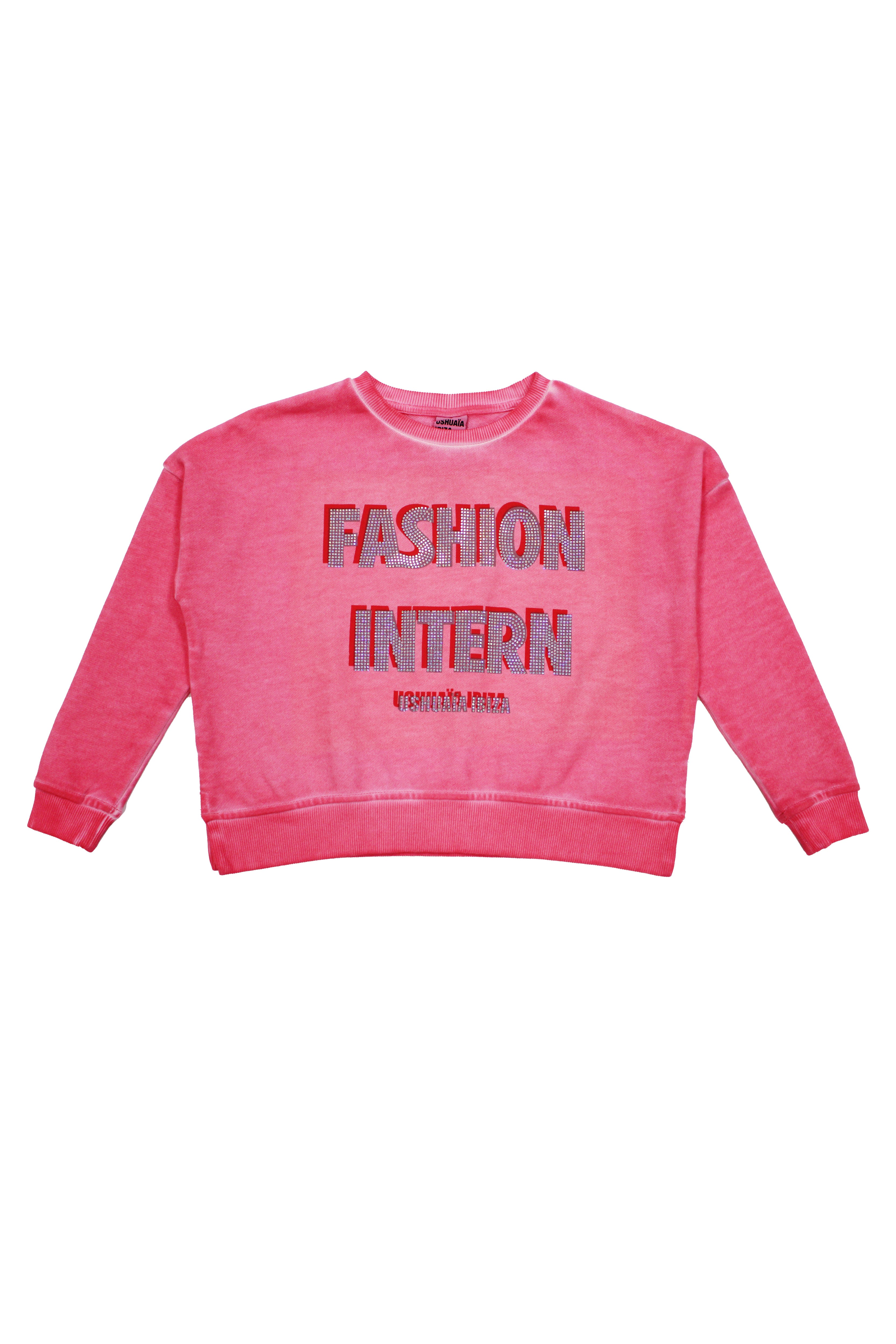 Cropped sweatshirt with round neck and long sleeves washed with oil dirty wash effect. Print detail with contrasting rhinestones combined on front and back. Side slits. Ribbed finishes.