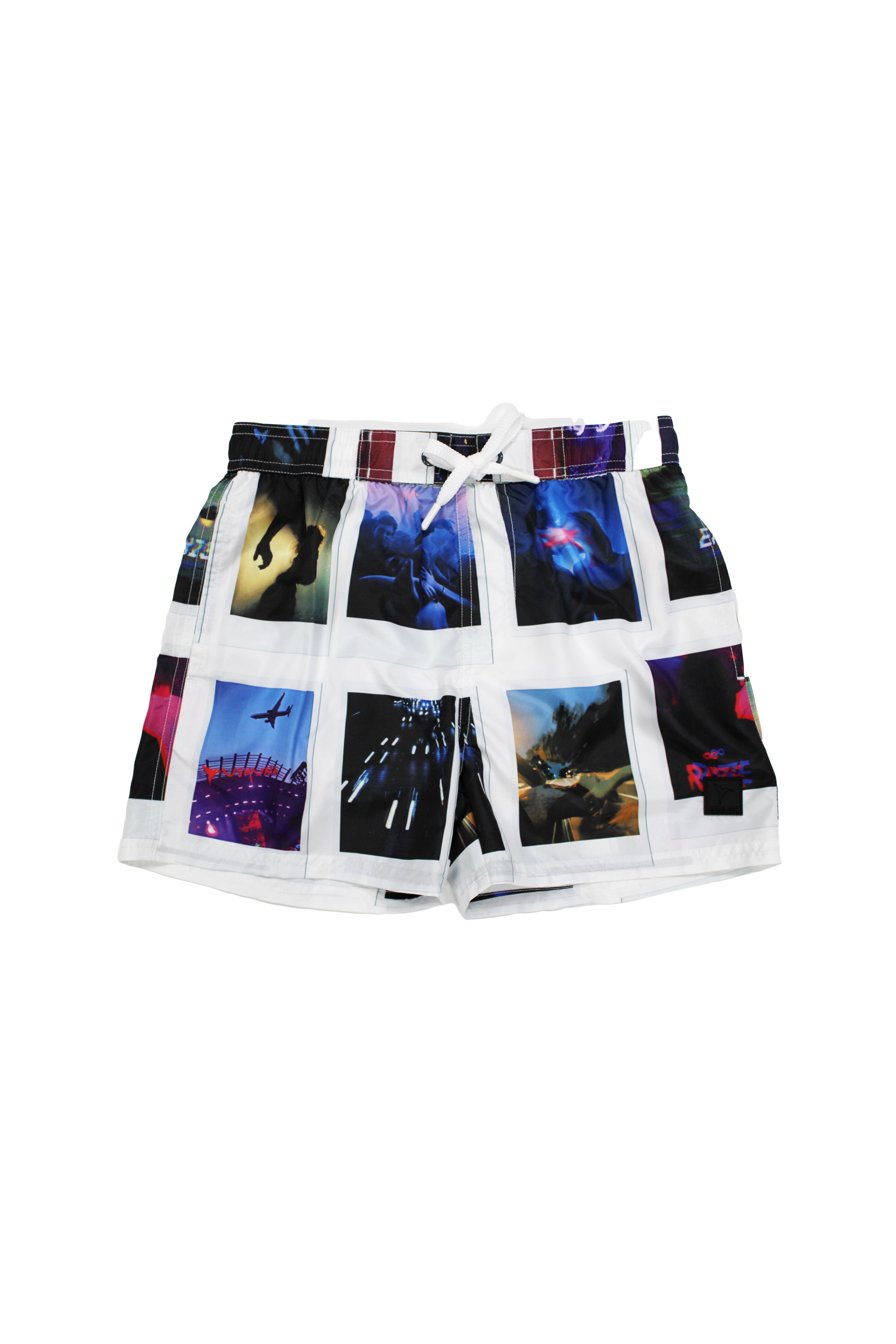 Swimsuit made of technical fabric. Adjustable elastic waistband with drawstring. Side pockets, rubberized application detail on the front and patch pocket on the back. Inner lining.