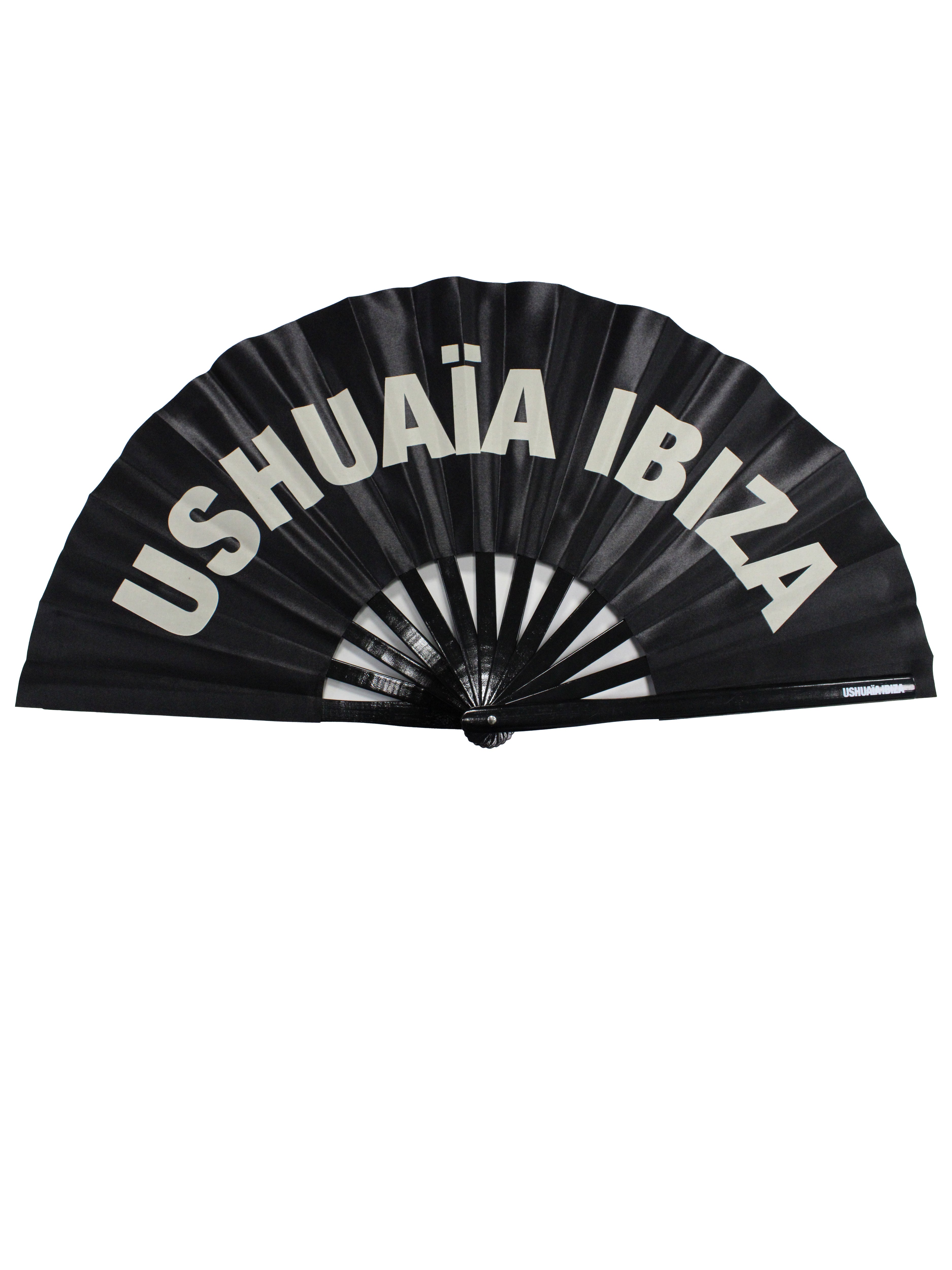 Official Ushuaïa Ibiza fan – Black & White XL.
COMPOSITION:
Black polyester fabric with oversized white "USHUAÏA IBIZA" screen-printed logo
Black-painted wooden ribs with central metal rivet
Extra-large size, lightweight, foldable, and easy to carry