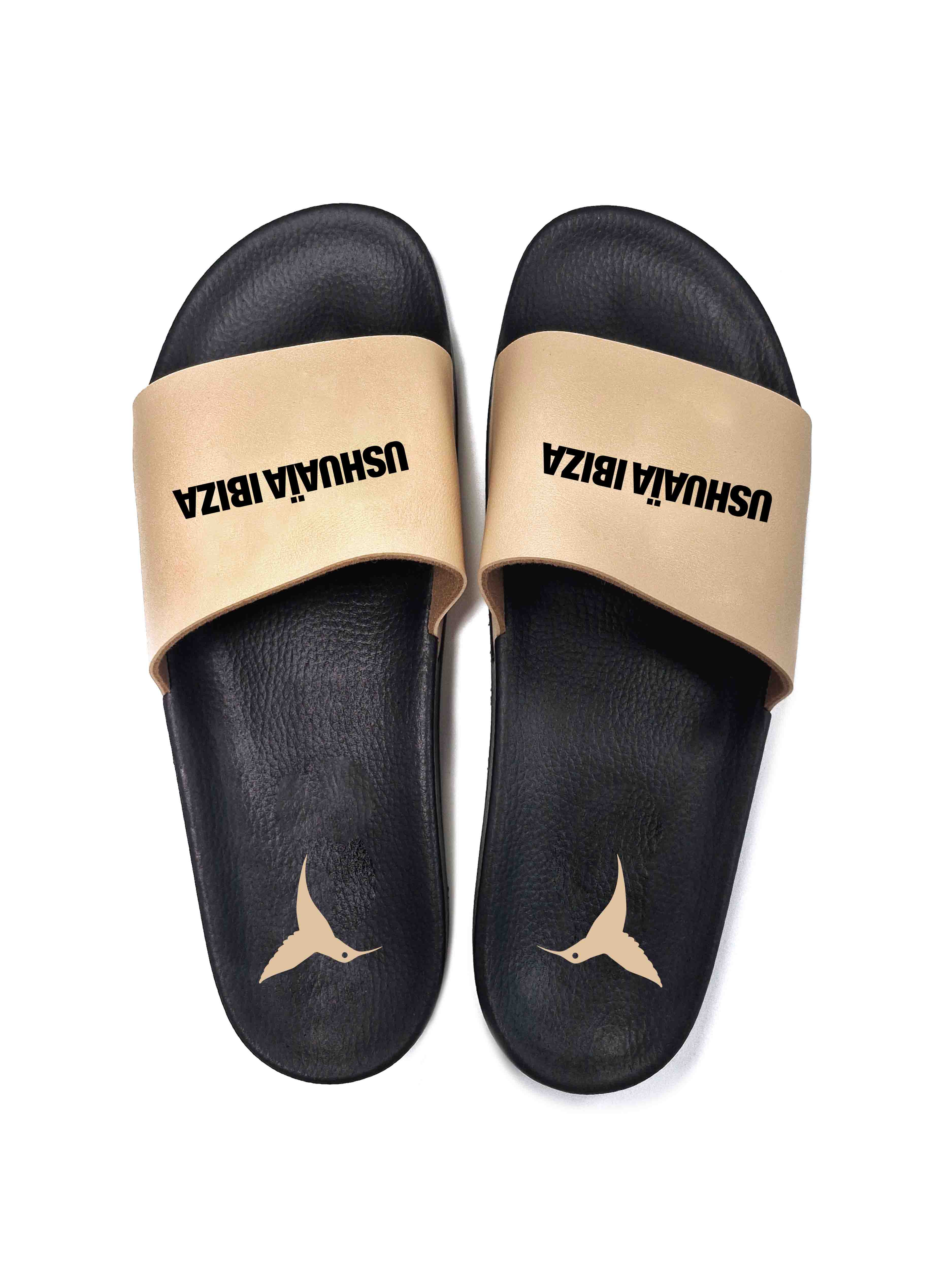 Beige flip flops with black logo.Polyurethane sole with cotton and polyester lining.Screen printing and engraving in high frecuency.